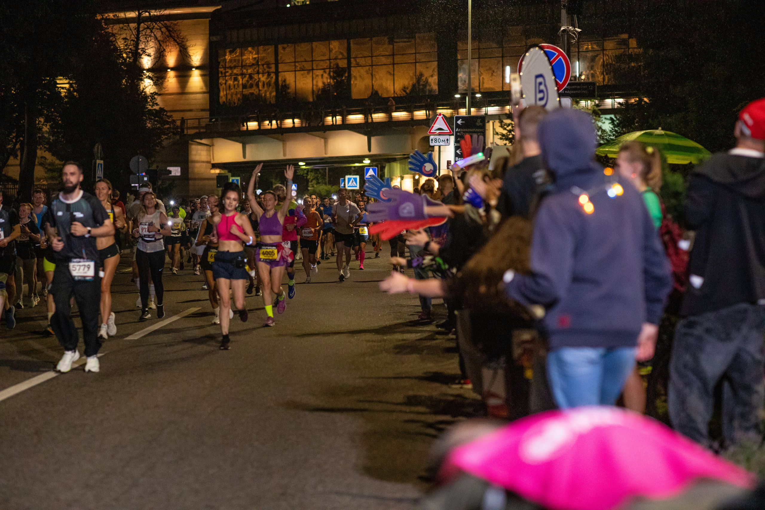 Ночной забег в ленте фотографий бегунов 03.08.24. Фотограф Сергей Ловкий