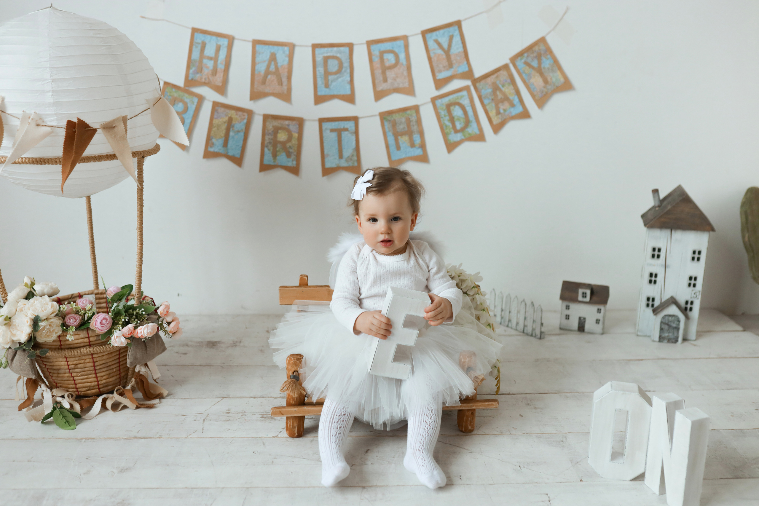 Фотосессия годовасия с крушением тортика