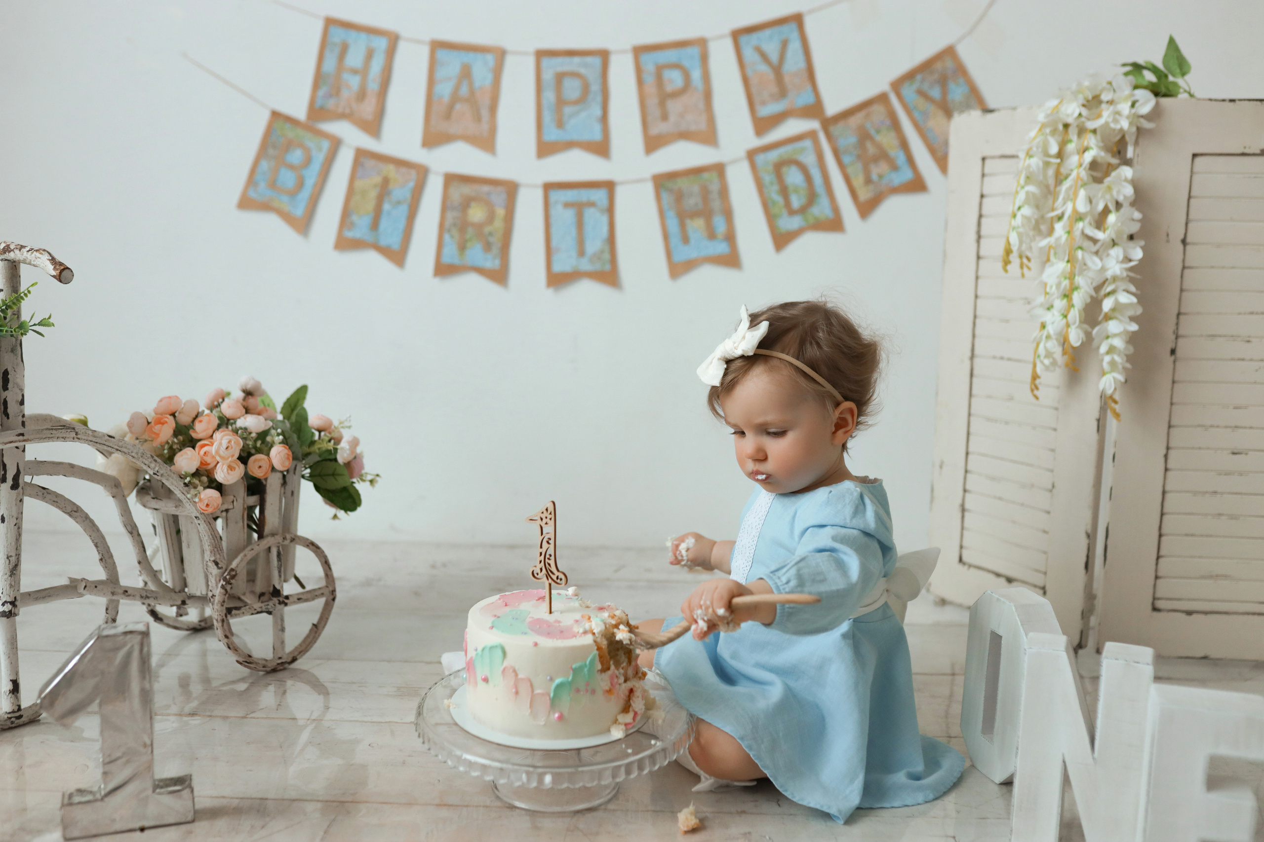 Фотосессия годовасия с крушением тортика