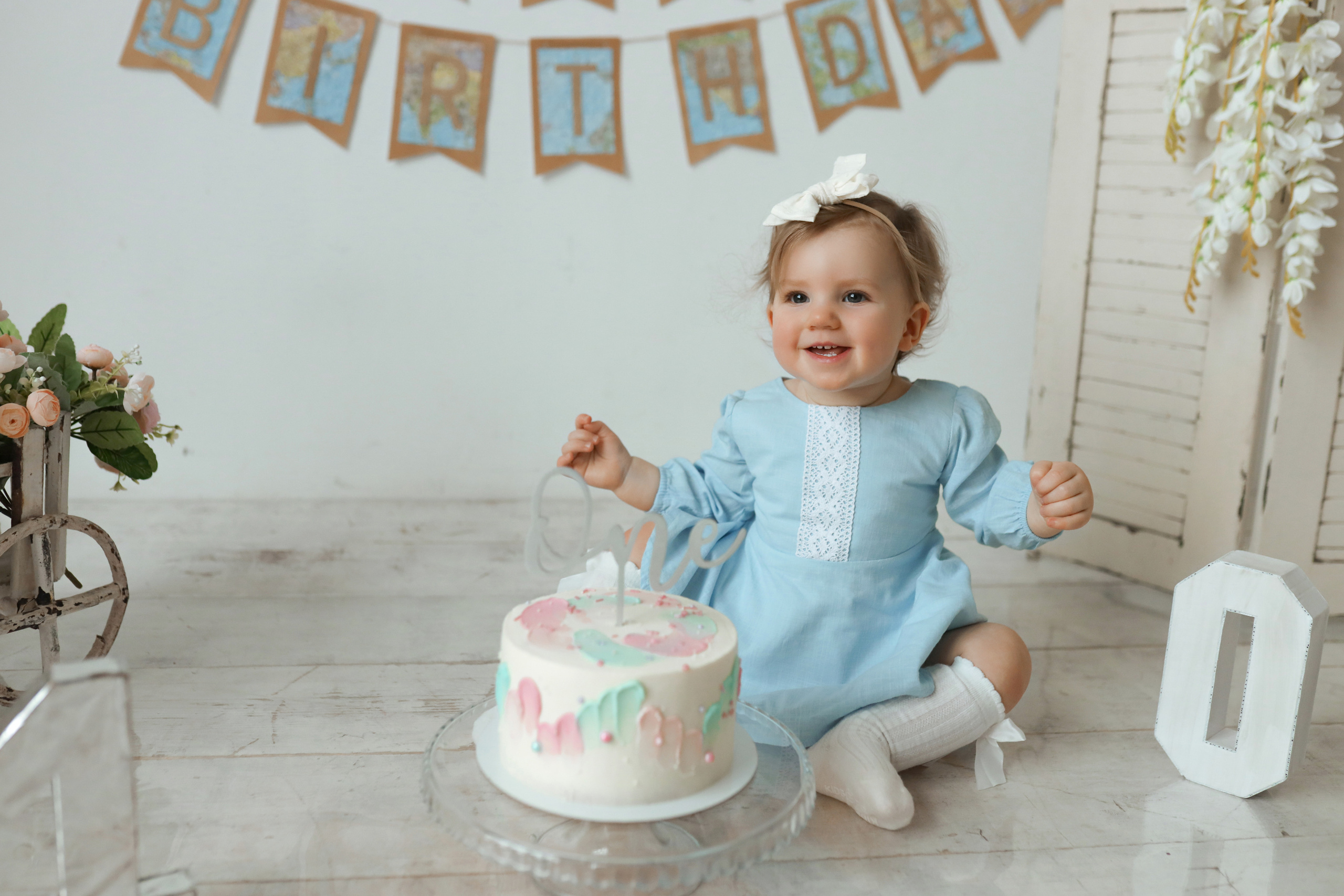 Фотосессия годовасия с крушением тортика