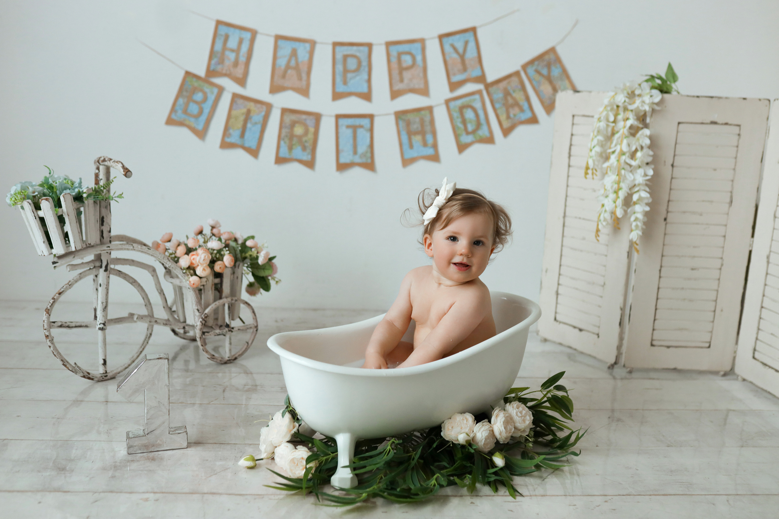 Фотосессия годовасия с крушением тортика