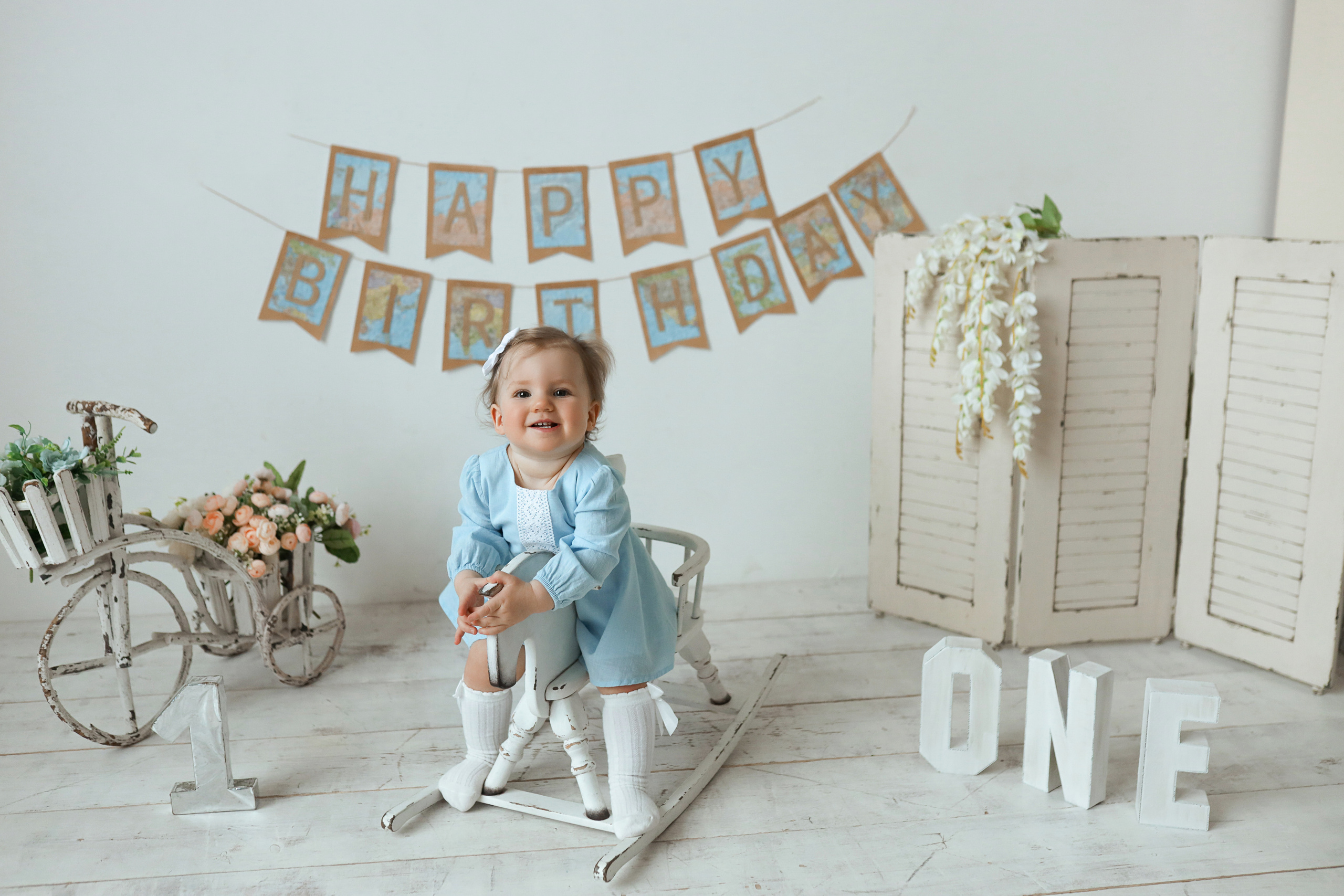 Фотосессия годовасия с крушением тортика