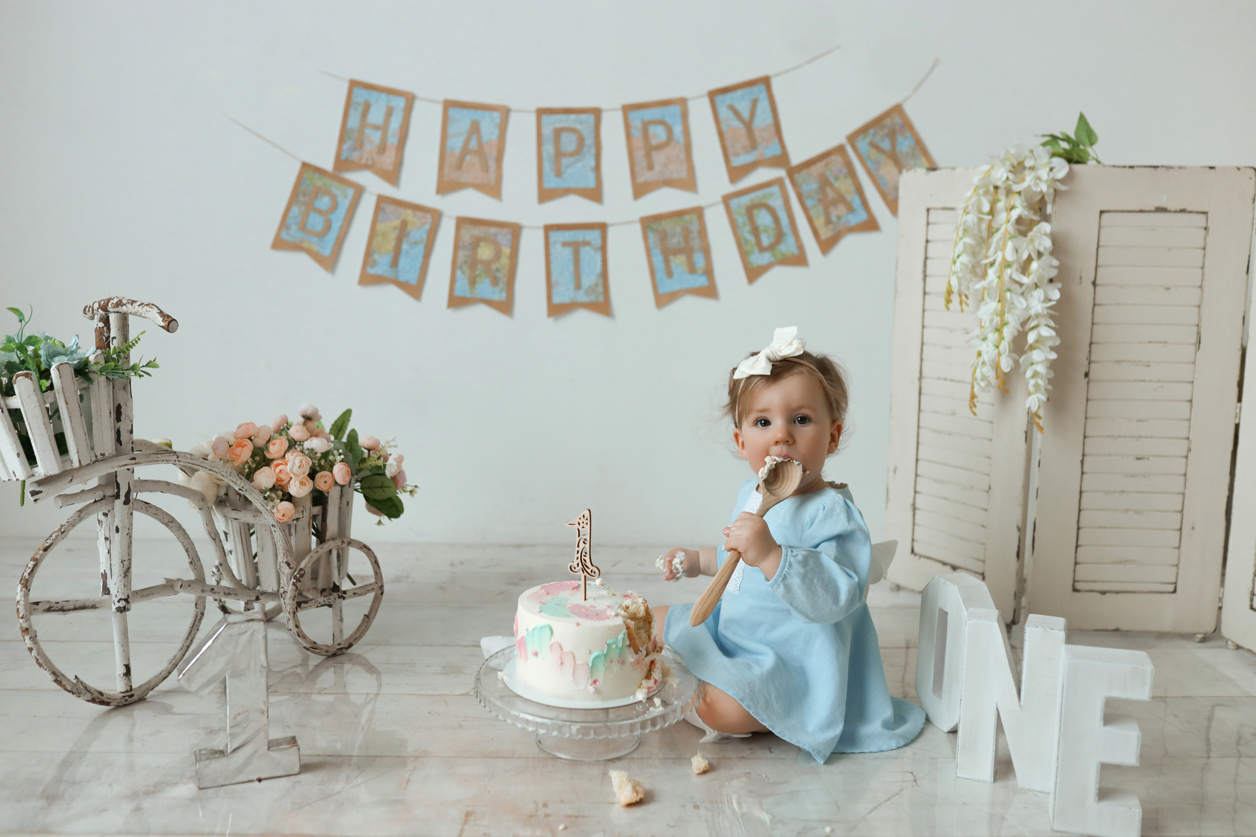 Фотосессия годовасия с крушением тортика