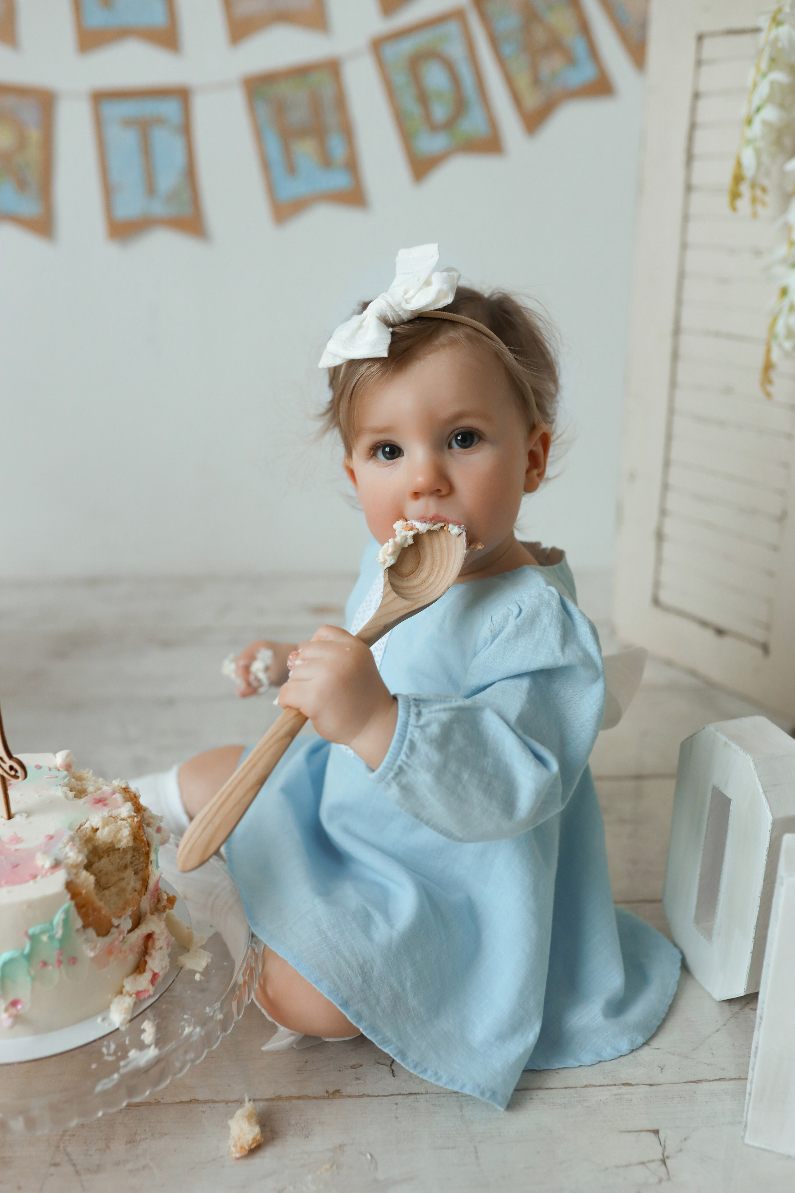 Фотосессия годовасия с крушением тортика