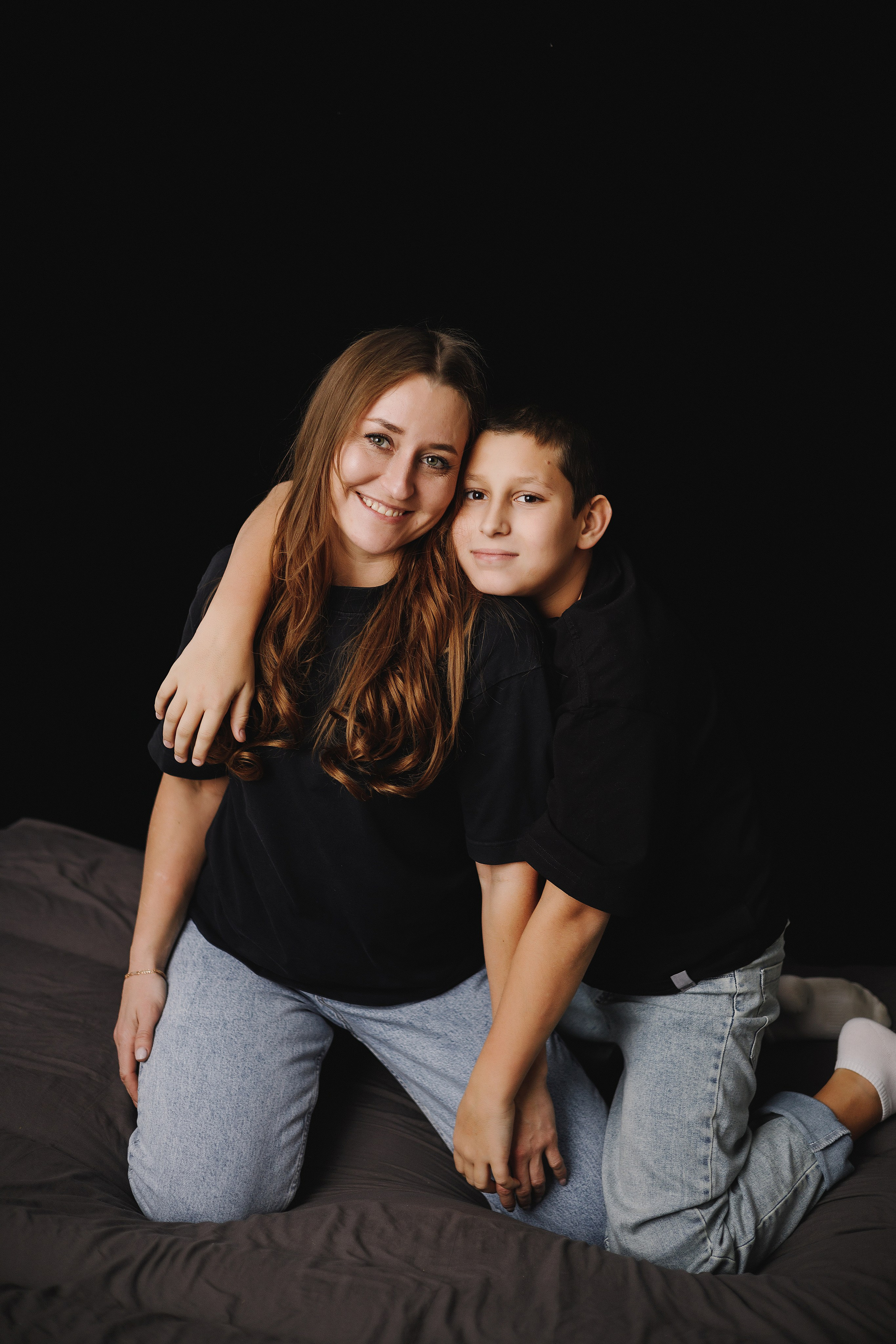 Мама и старший сын на фотосъемке в туапсе в фотостудии