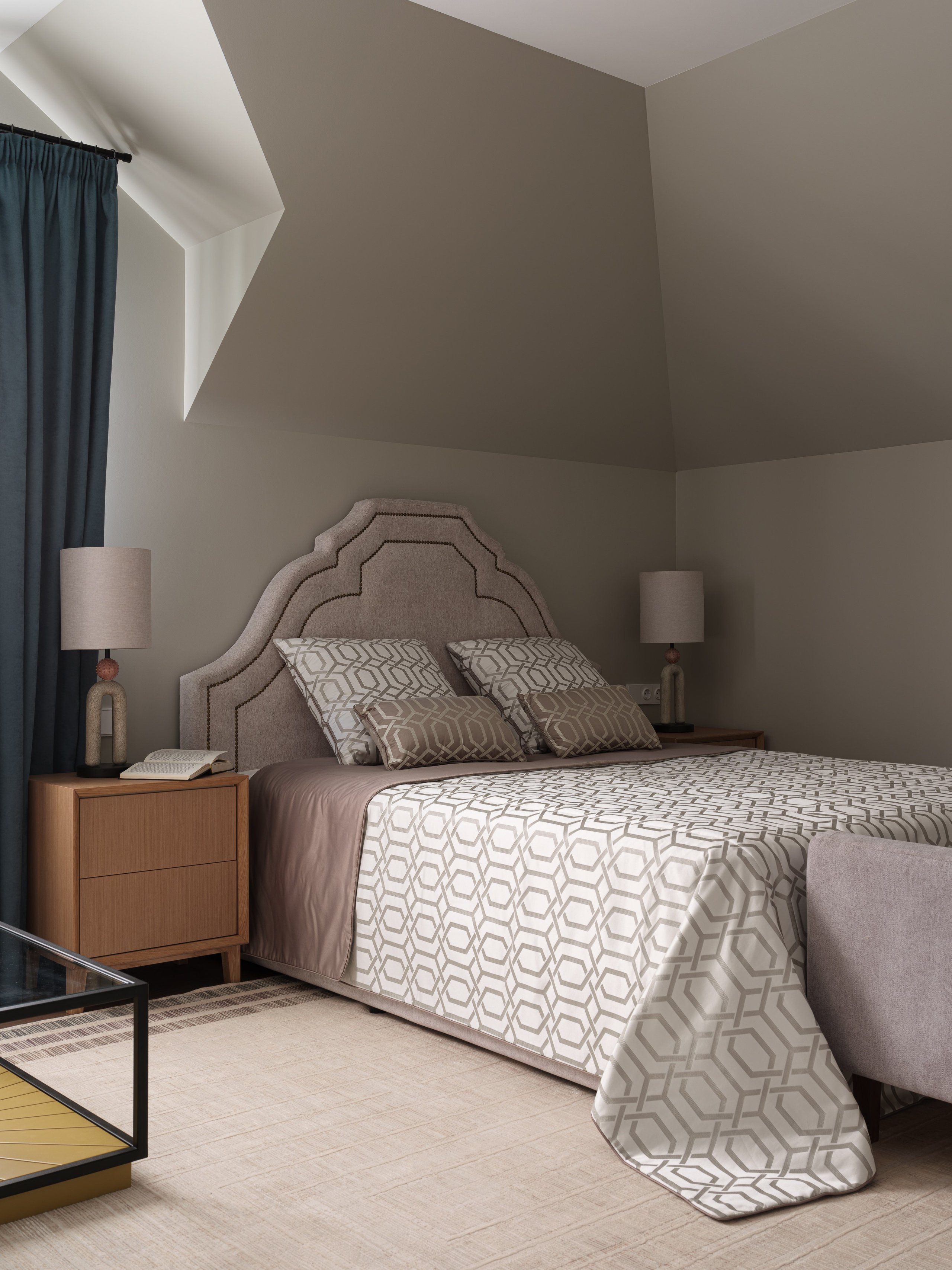 Элегантный интерьер спальни в современном стиле с текстильным изголовьем, спокойными оттенками и уютной атмосферой. Современный дизайн от Татьяны Диденко, фотограф Сергей Денисенко, стилист Наталья Якушева.