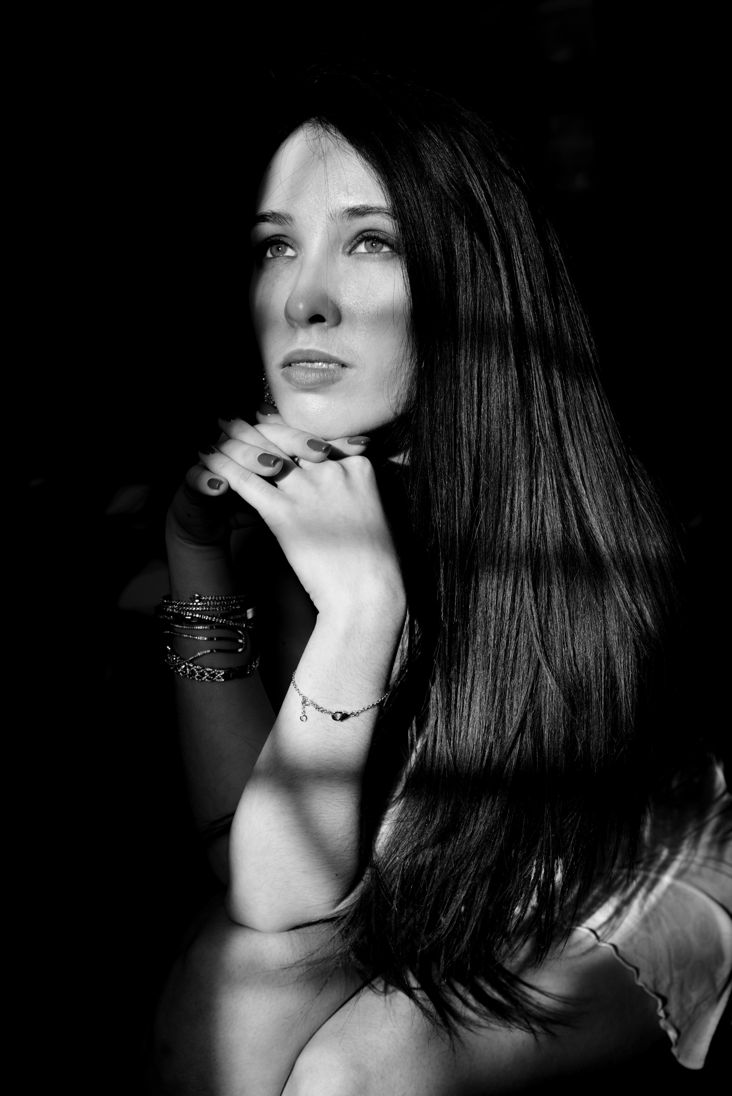 Смотреть на свет во время фотосессии.