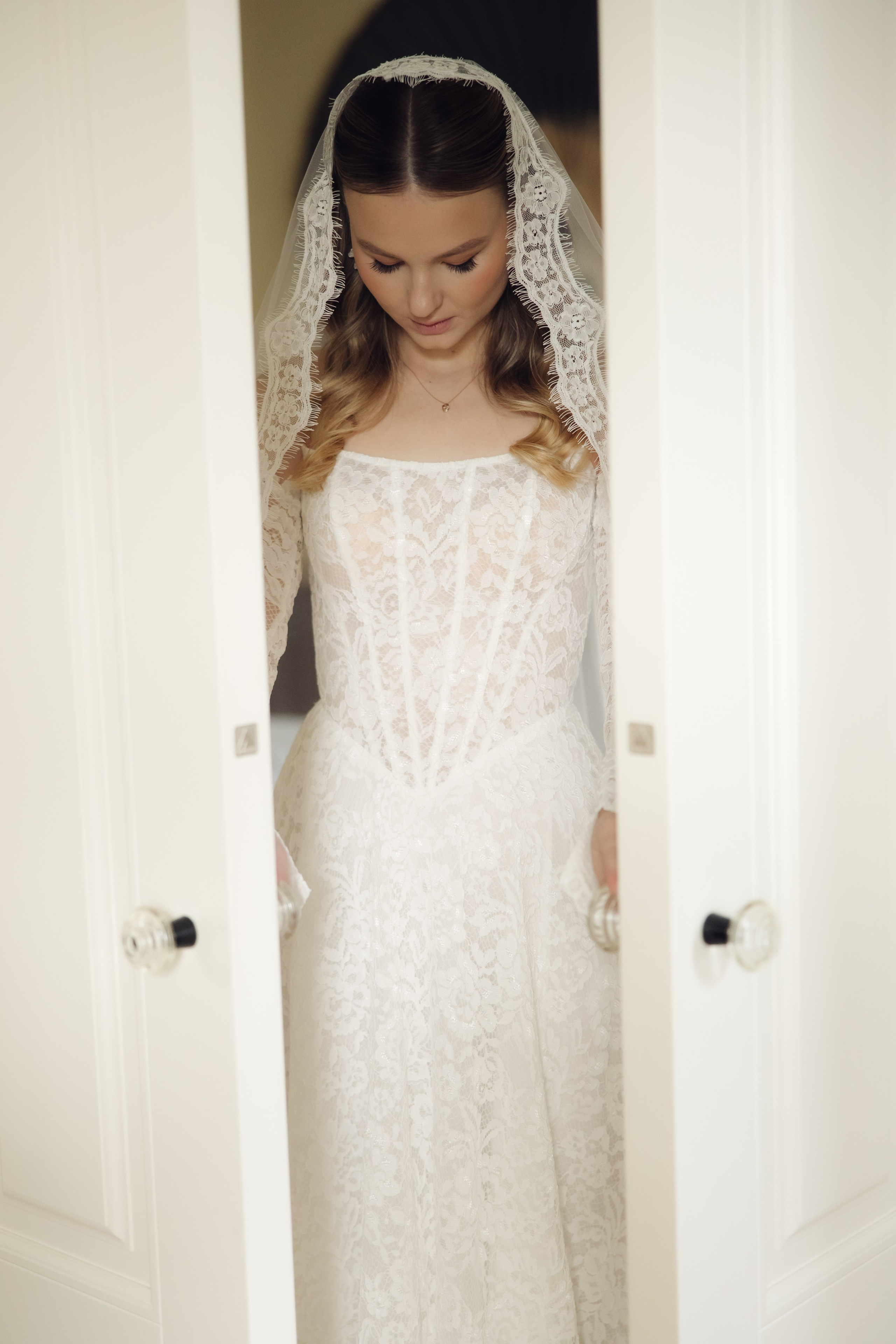 Таня и Тимур, утренние сборы в квартире и свадебный ужин. Фотограф любви в городе Казань