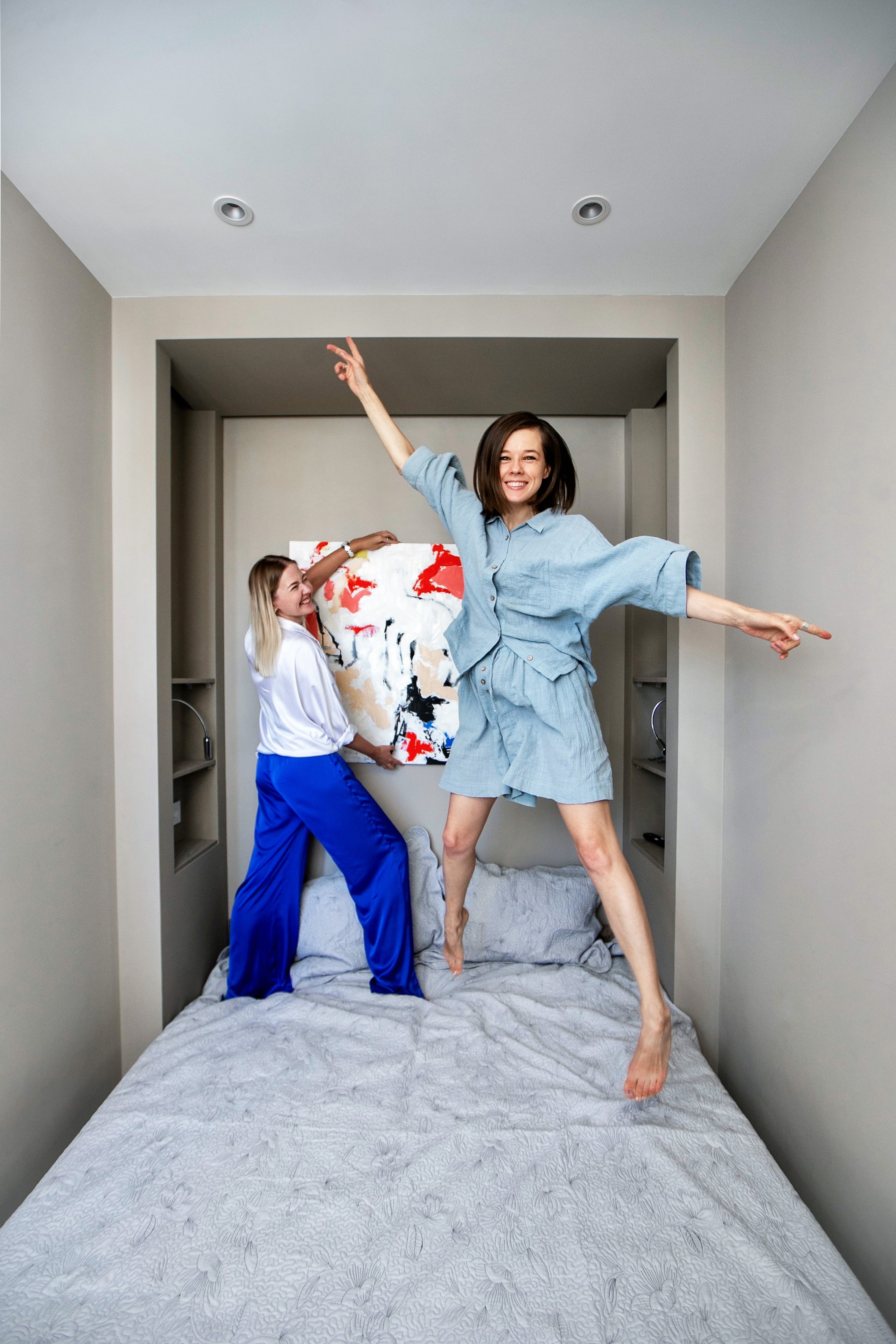 Художник Дарья Русских дарит свою картину Екатерине Шпица