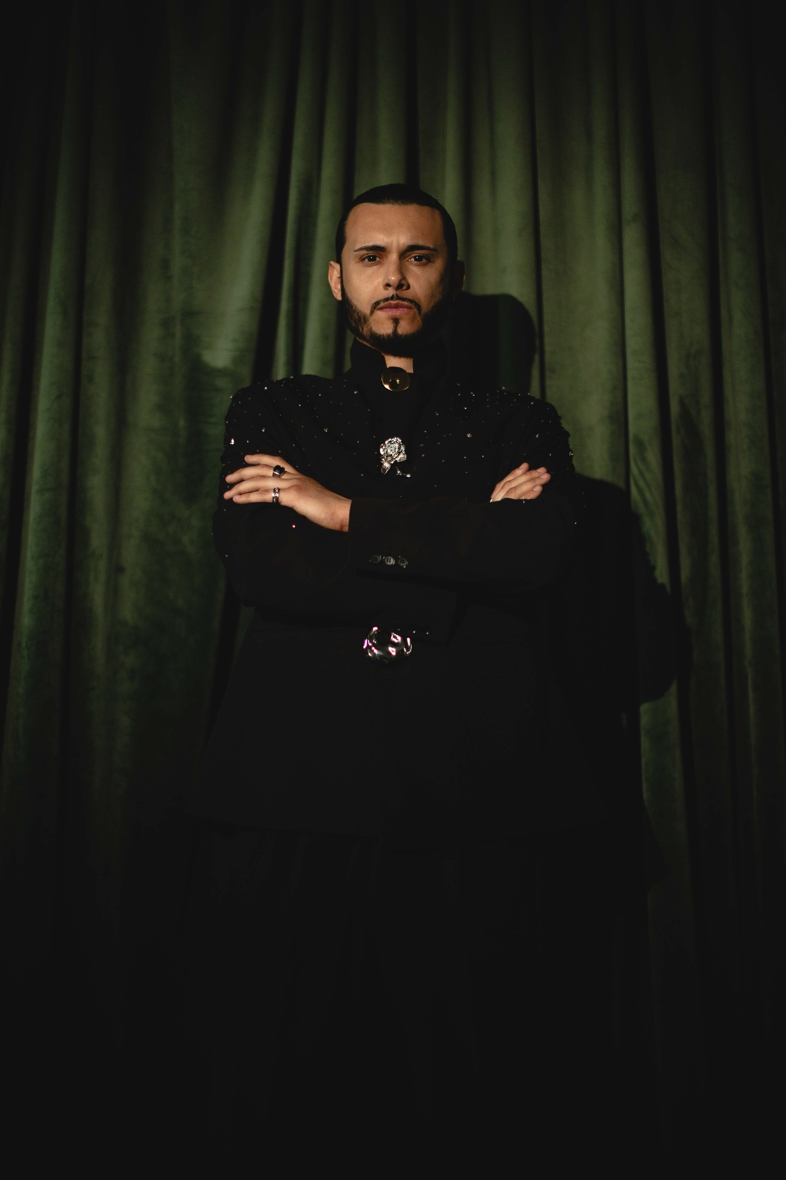 Счастливая пара позирует на свадебной фотосессии на фоне зеленой ткани в театре ,фэшн съемка ,топ 100 — свадебный фотограф Алена Межевова