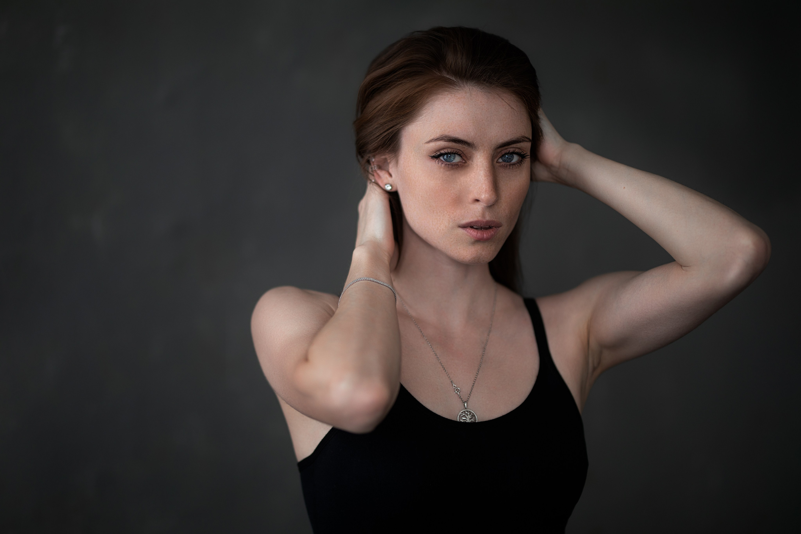 Съемка с Надеждой в студии с минимальным интерьером в формате для «себя»