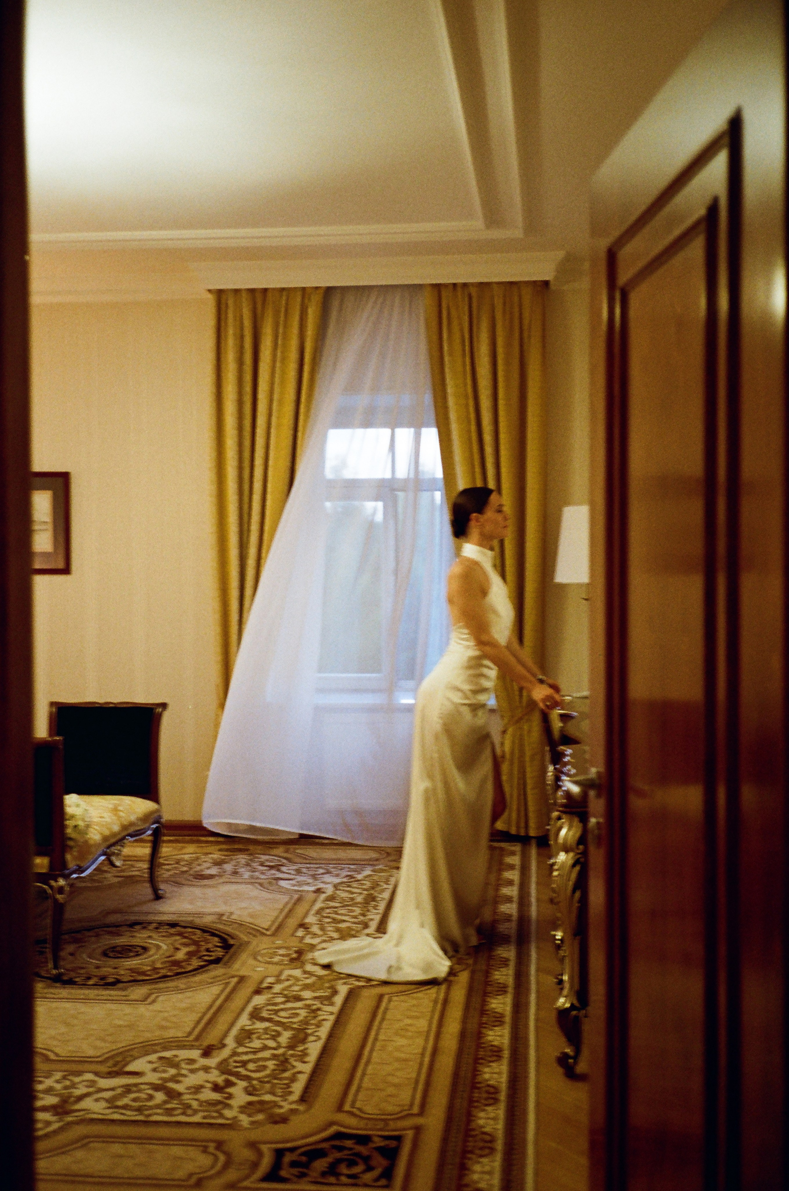 Свадебная фотосессия на пленку. Сестры Карабаза. Фотографы и ретушеры в Москве и Санкт-Петербурге