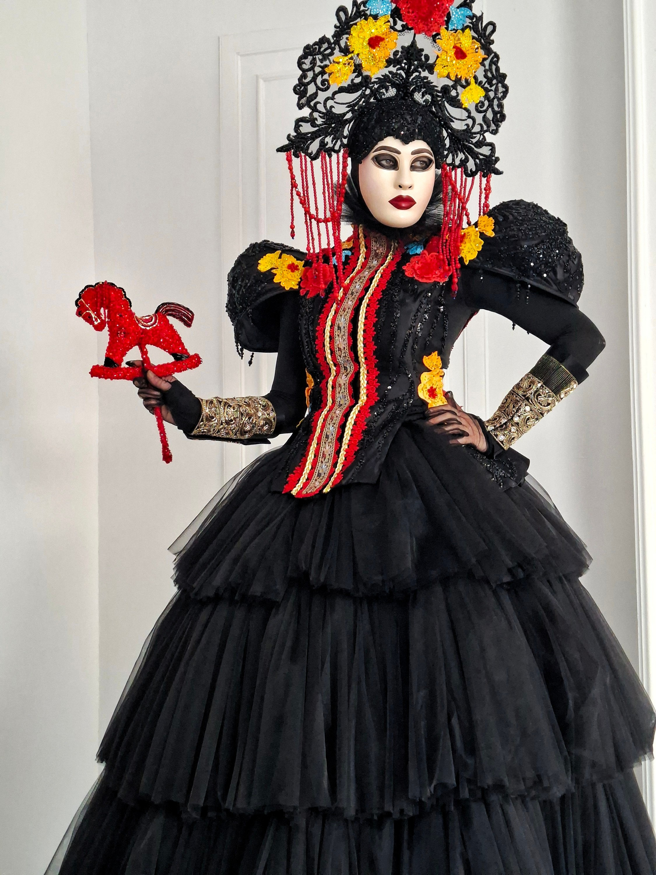 Чёрный костюм в русском стиле. Мимы и Ходулисты на встречу гостей. Москва