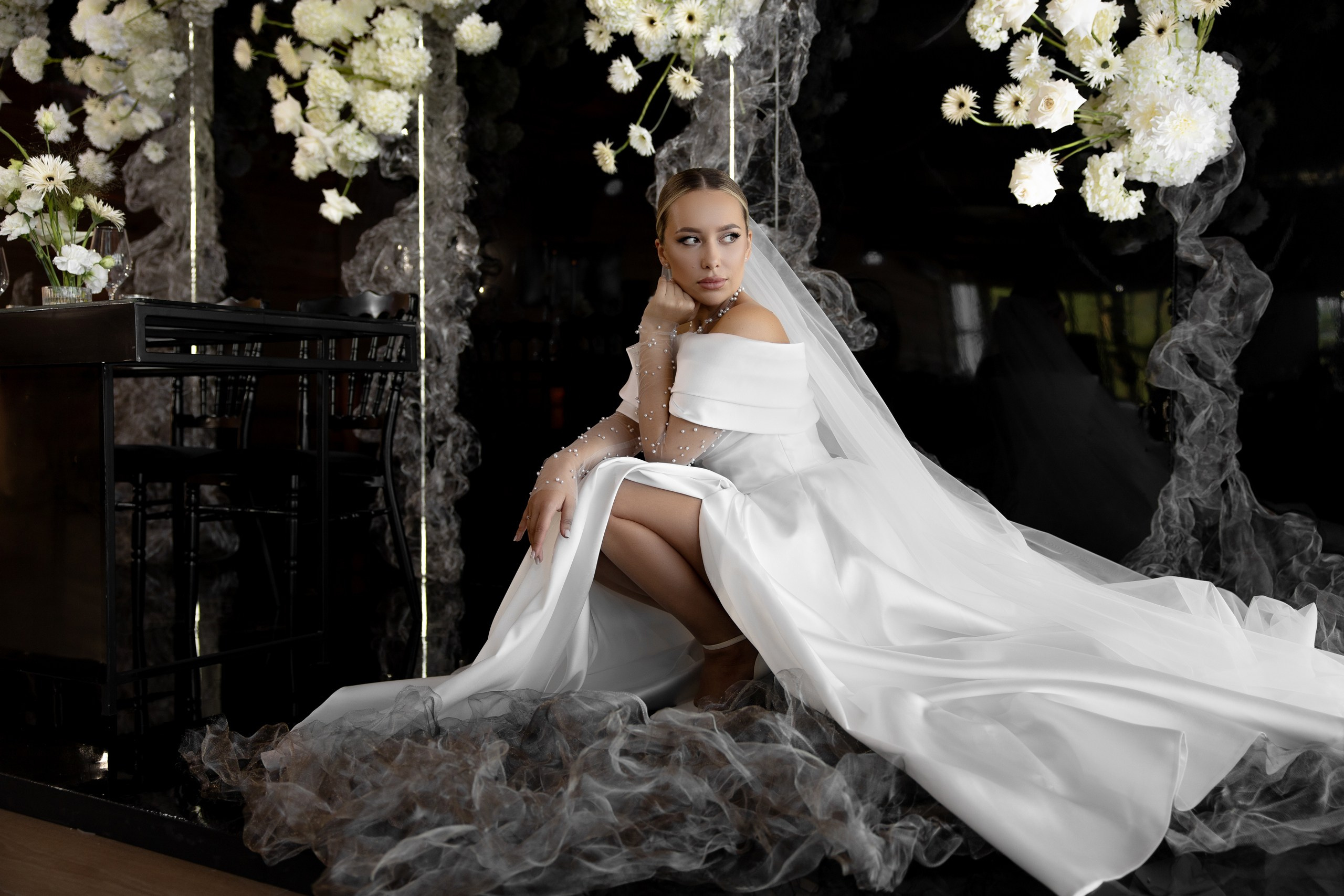 Здравствуйте! Я свадебный фотограф из Ульяновска, работаю в том числе по всей России и с выездом за границу. Снимаю свадьбы, lovestory, корпоративы, светский репортаж. Провожу обучение по фотографии, мастер-классы и воркшопы для других фотографов.