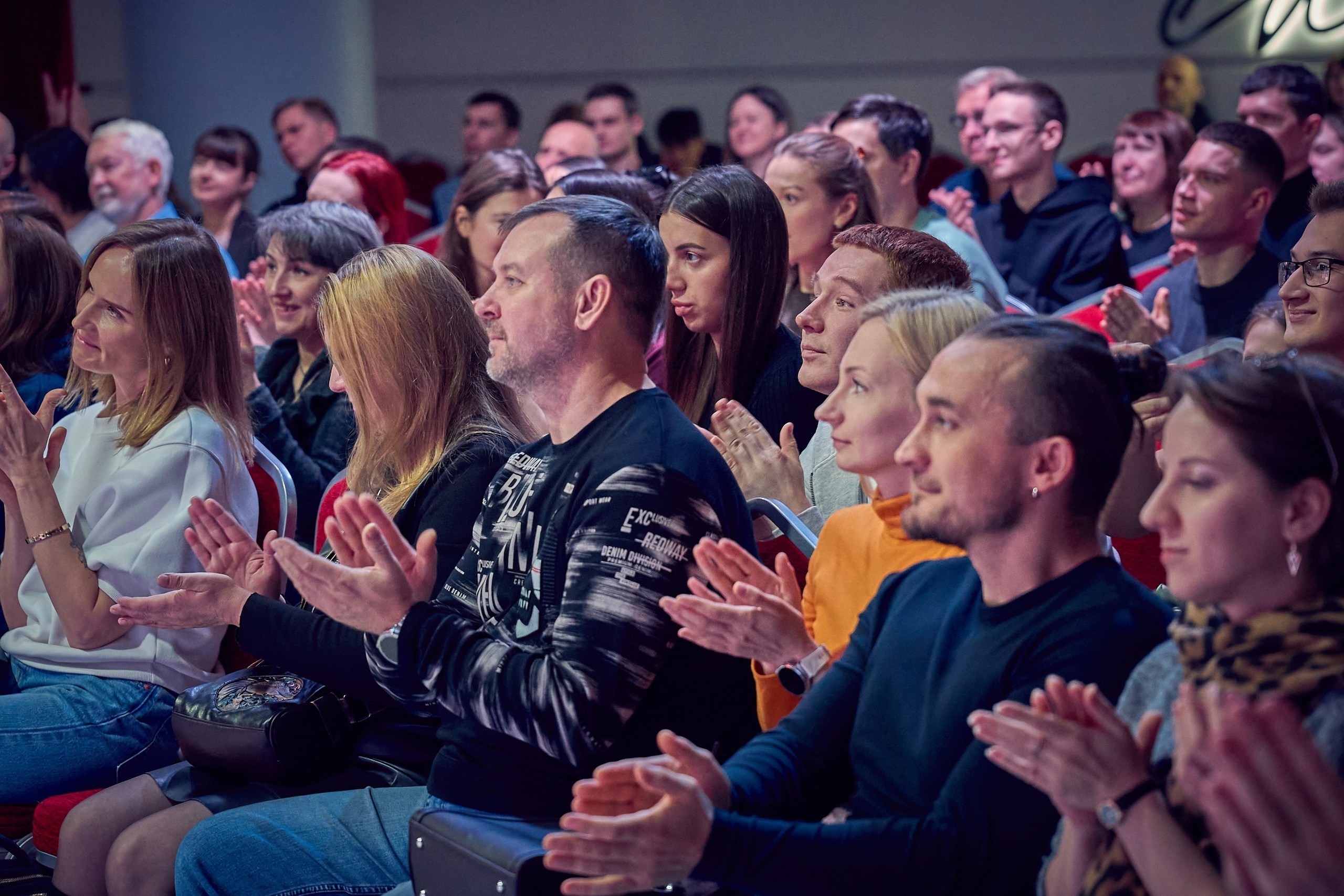 люди аплодируют лектору