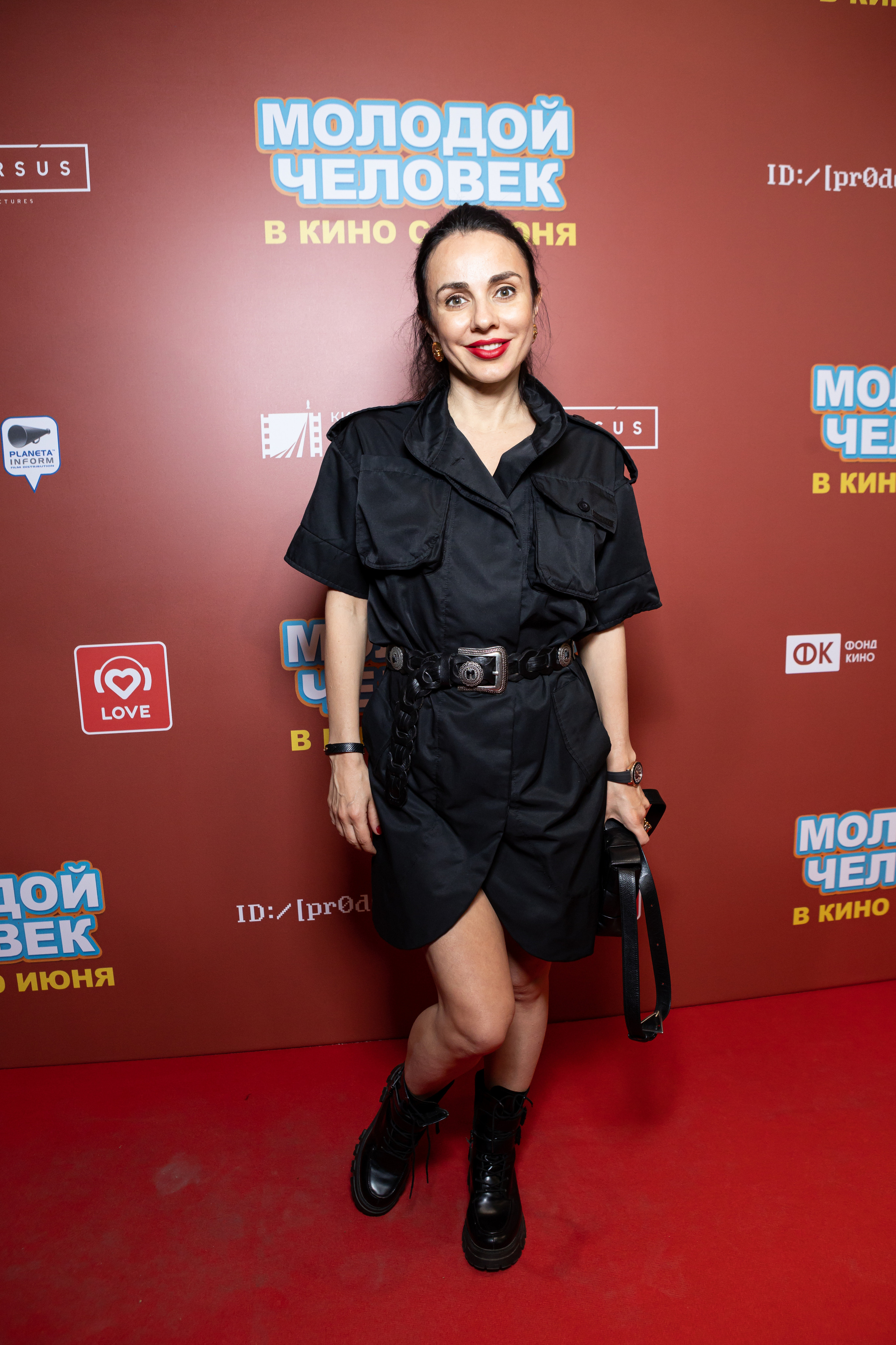 Молодой парень в кинотеатре КАРО ОКТЯБРЬ. Светский фотограф — Анисина Ирина