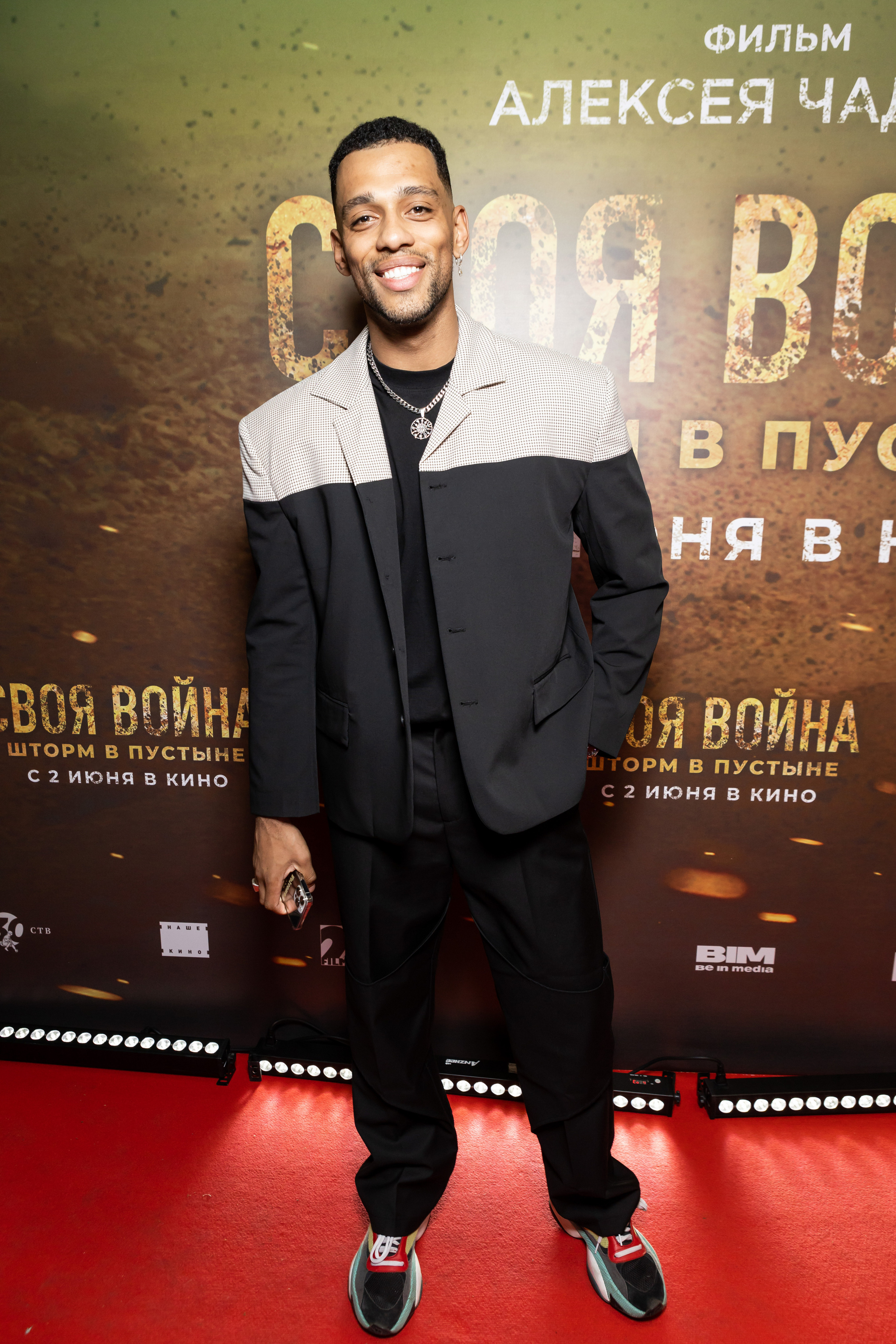 Своя война. Светский фотограф — Анисина Ирина