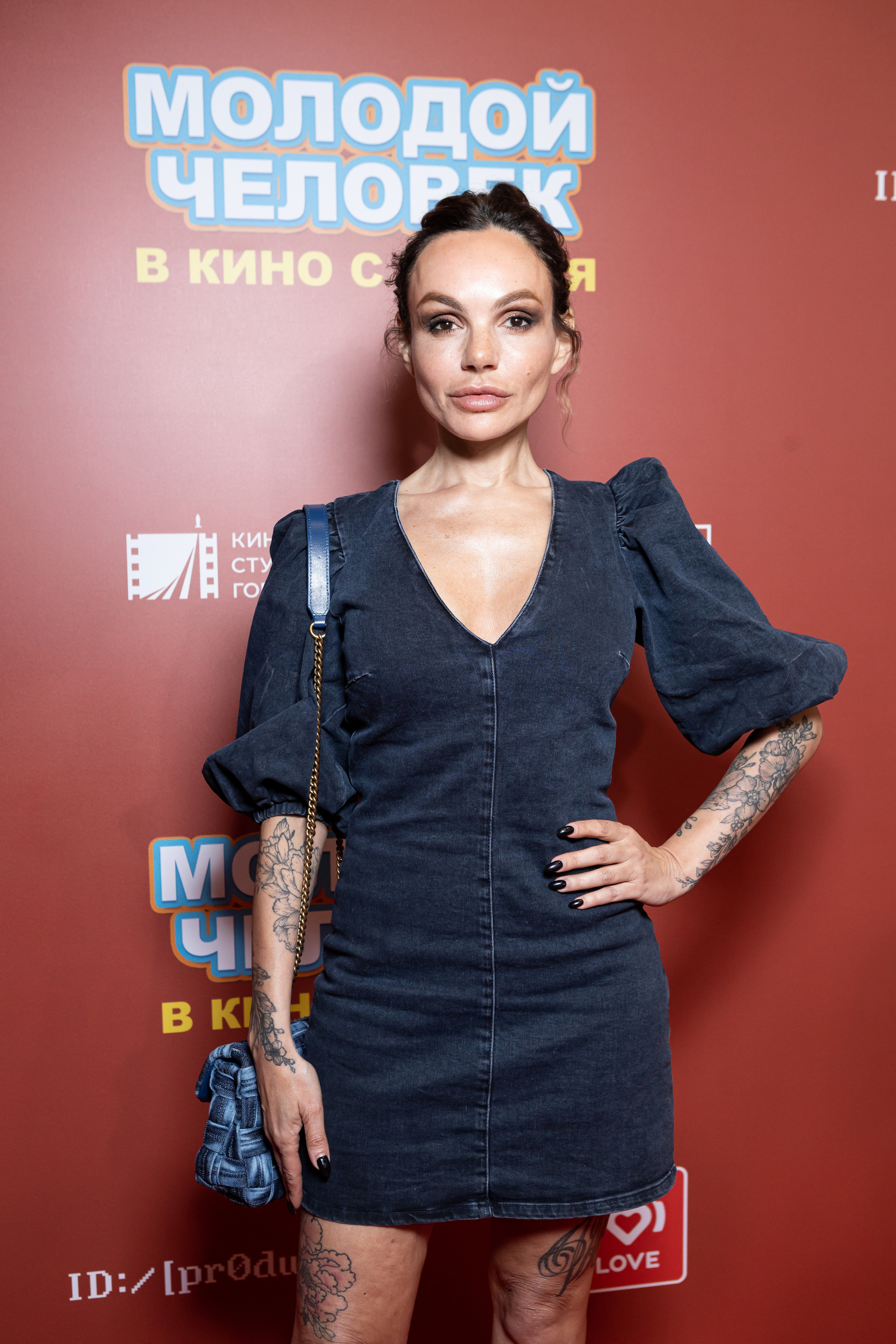 Молодой парень в кинотеатре КАРО ОКТЯБРЬ. Светский фотограф — Анисина Ирина