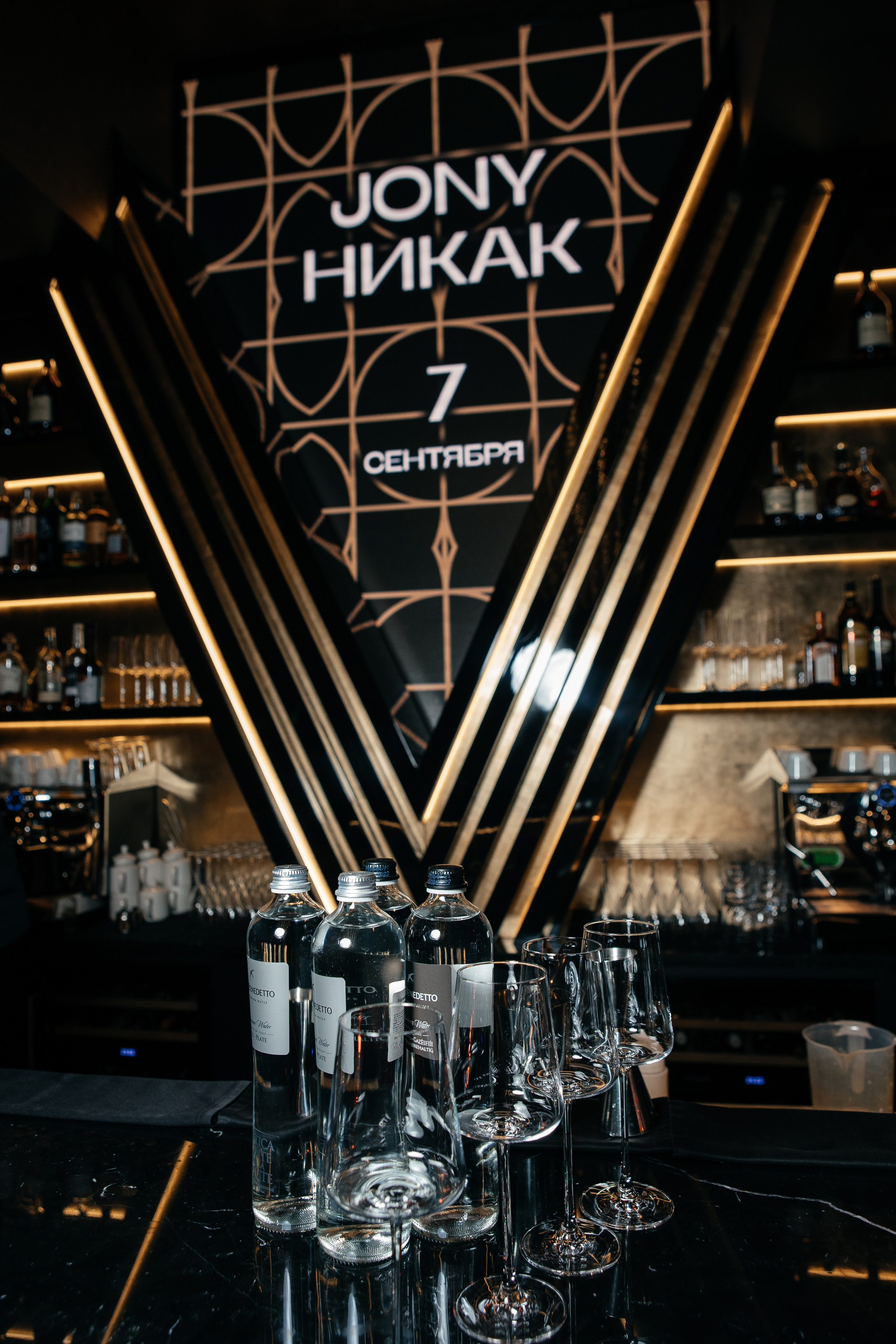 Закрытая презентация клипа JONY ''НИКАК'' в CRAVE. Светский фотограф — Анисина Ирина