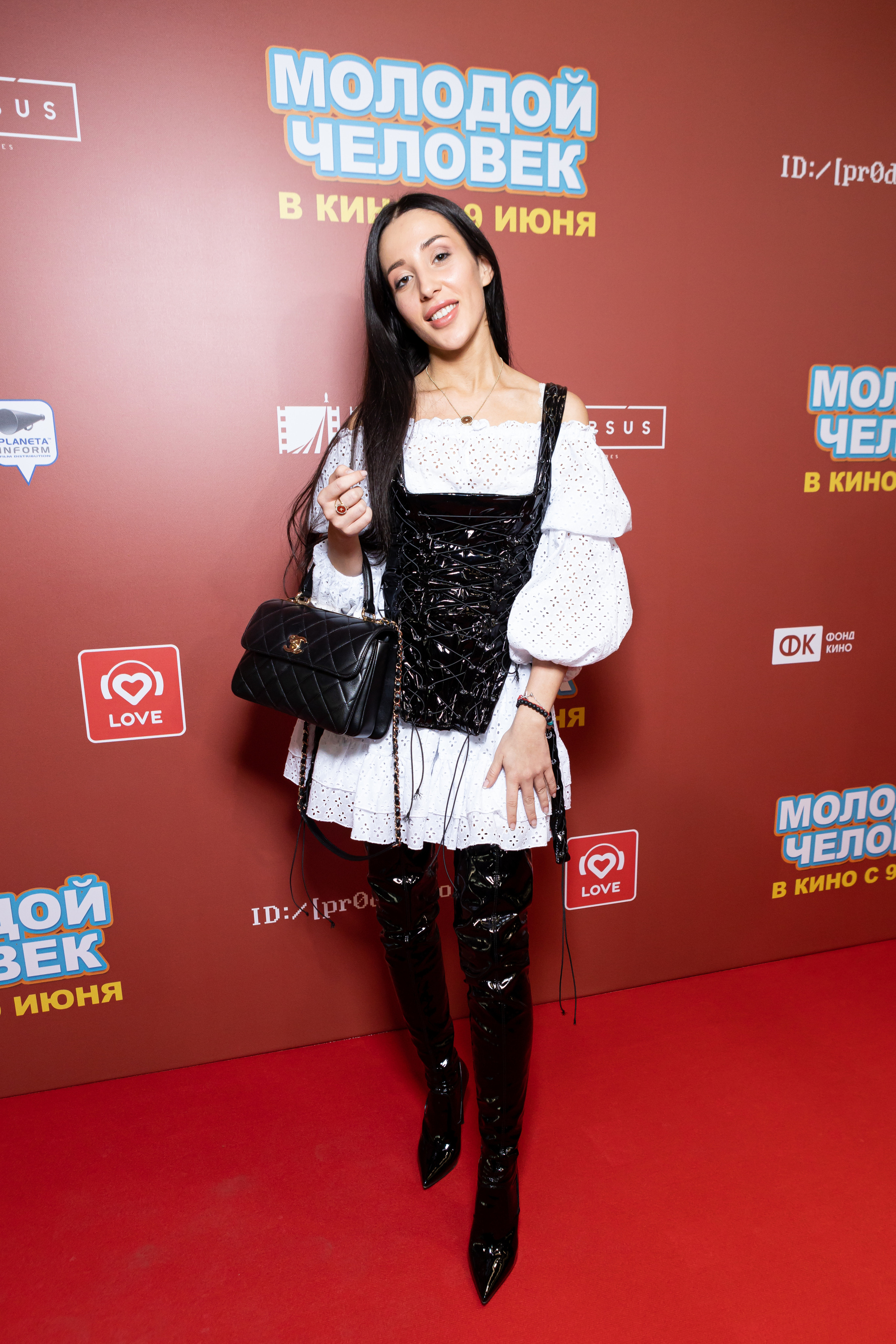 Молодой парень в кинотеатре КАРО ОКТЯБРЬ. Светский фотограф — Анисина Ирина