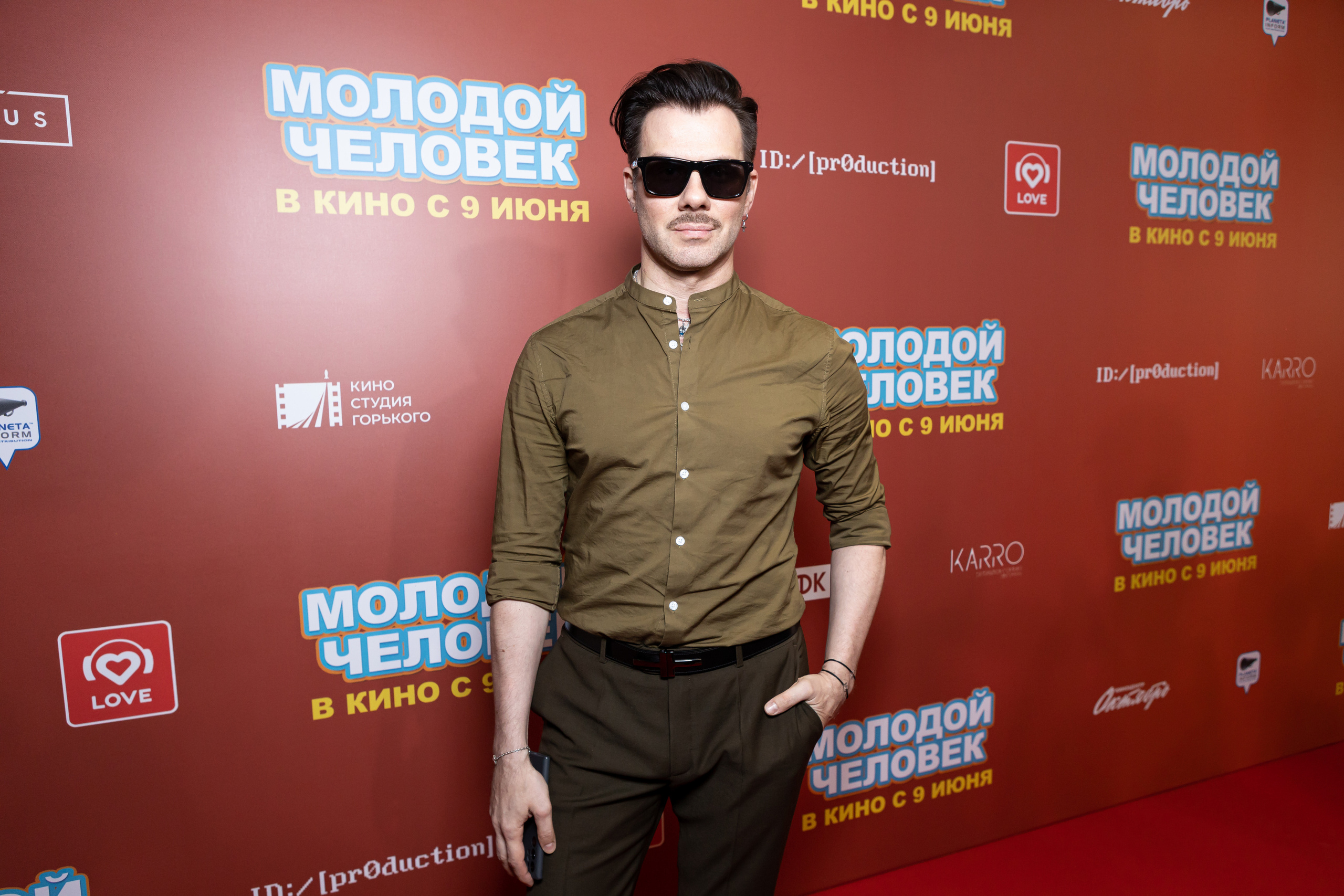 Молодой парень в кинотеатре КАРО ОКТЯБРЬ. Светский фотограф — Анисина Ирина