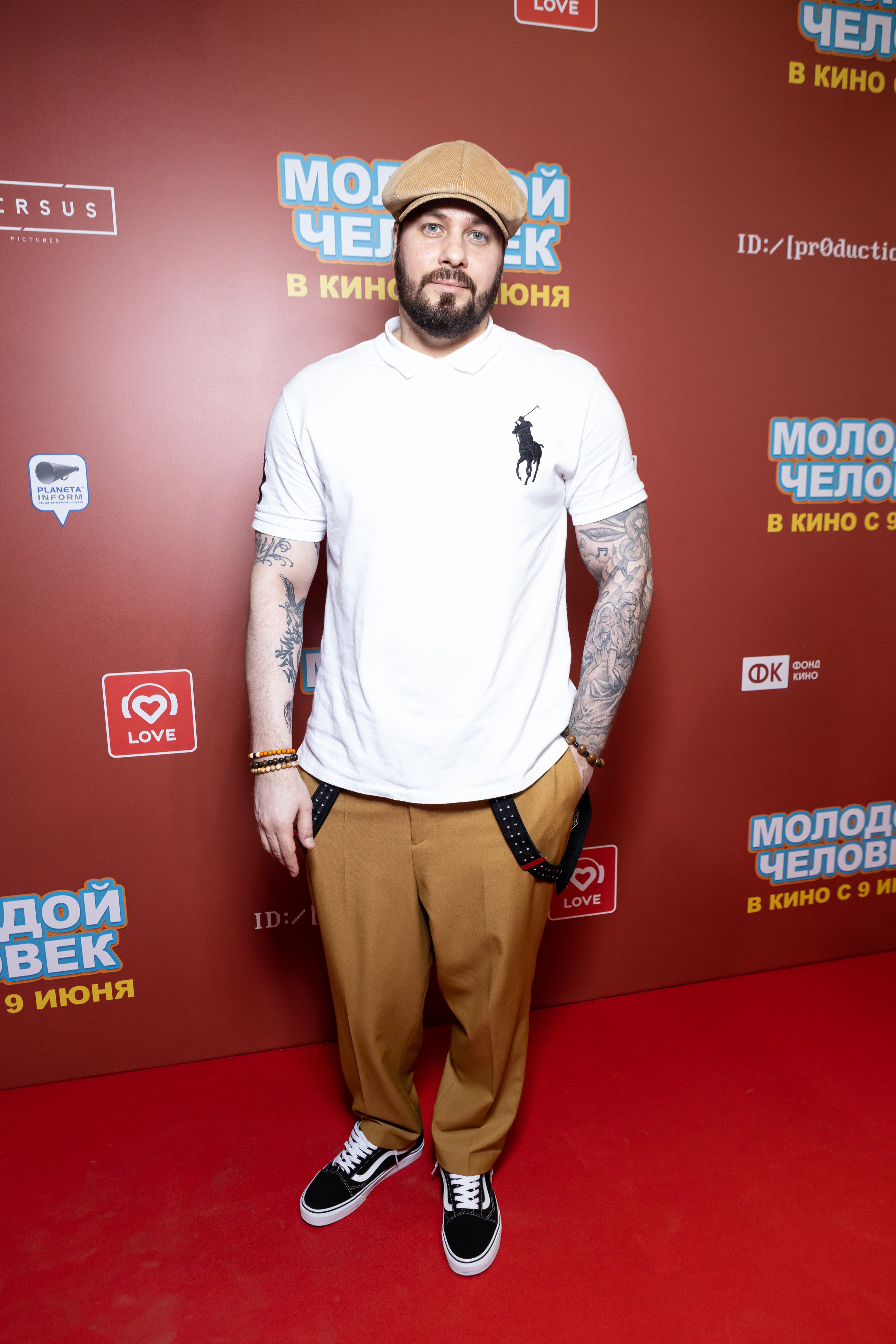 Молодой парень в кинотеатре КАРО ОКТЯБРЬ. Светский фотограф — Анисина Ирина