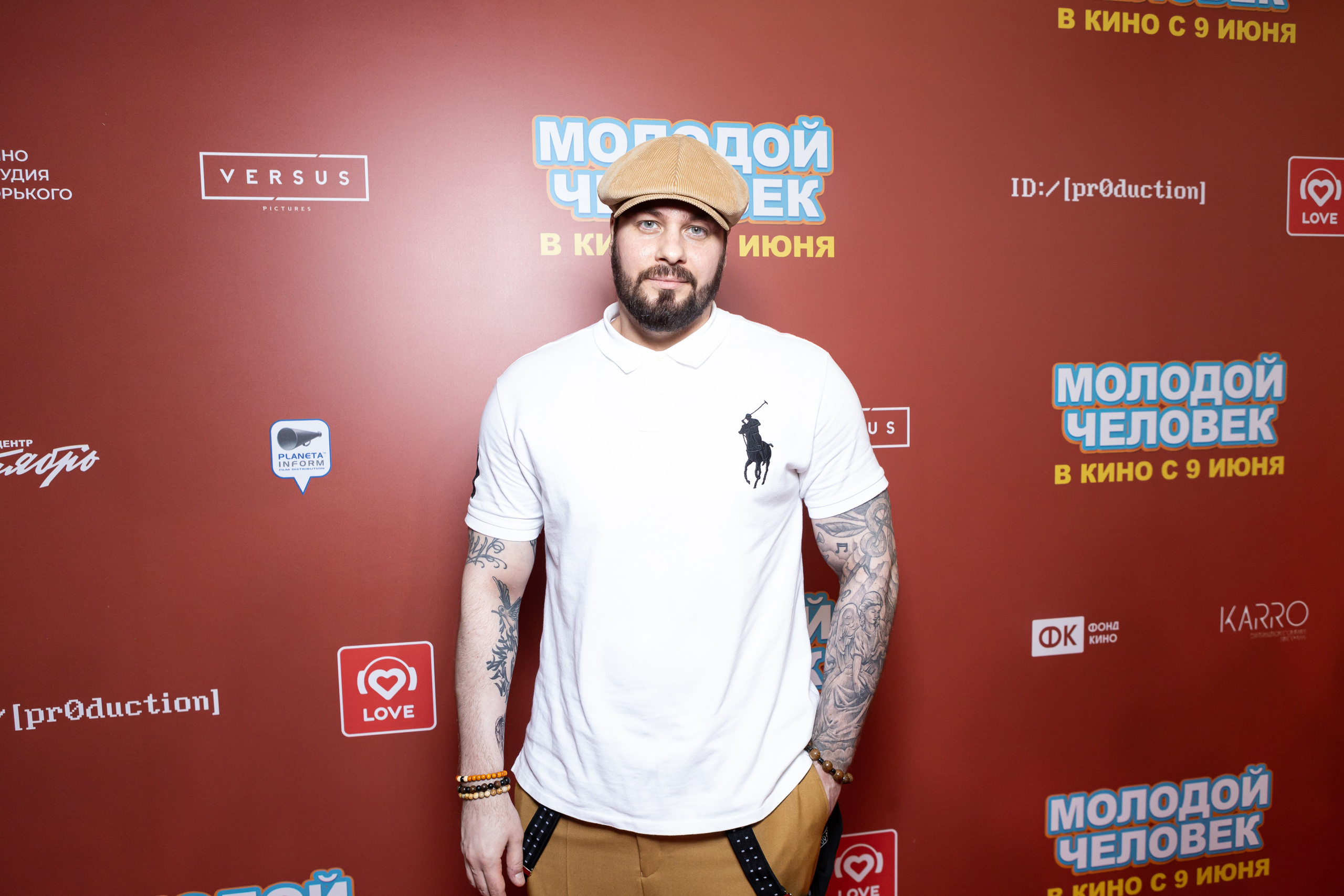 Молодой парень в кинотеатре КАРО ОКТЯБРЬ. Светский фотограф — Анисина Ирина