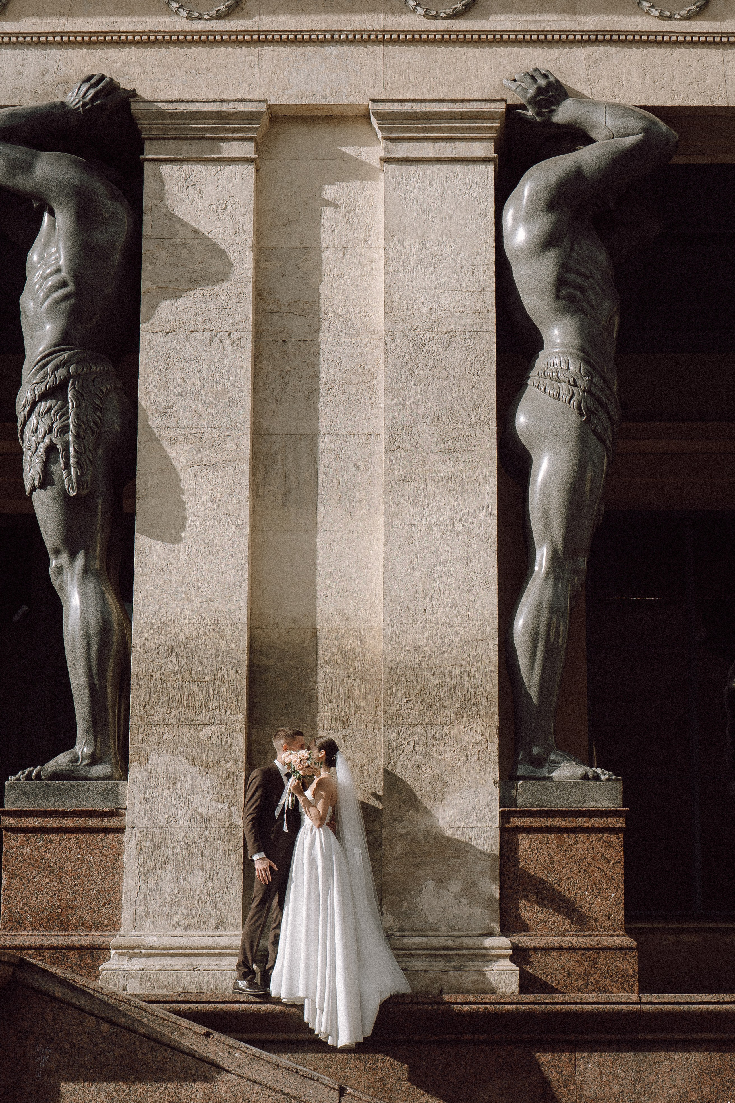 СВАДЕБНАЯ ПРОГУЛКА В САНТК-ПЕТЕРБУРГЕ (ИСАКИЕВСКИЙ СОБОР, ЗИМНЯЯ КАНАВКА, ЭРМИТАЖ И БОЛЬШАЯ МОРСКАЯ УЛИЦА). Профессиональный фотограф, Санкт-Петербург — Виктория Богомолова