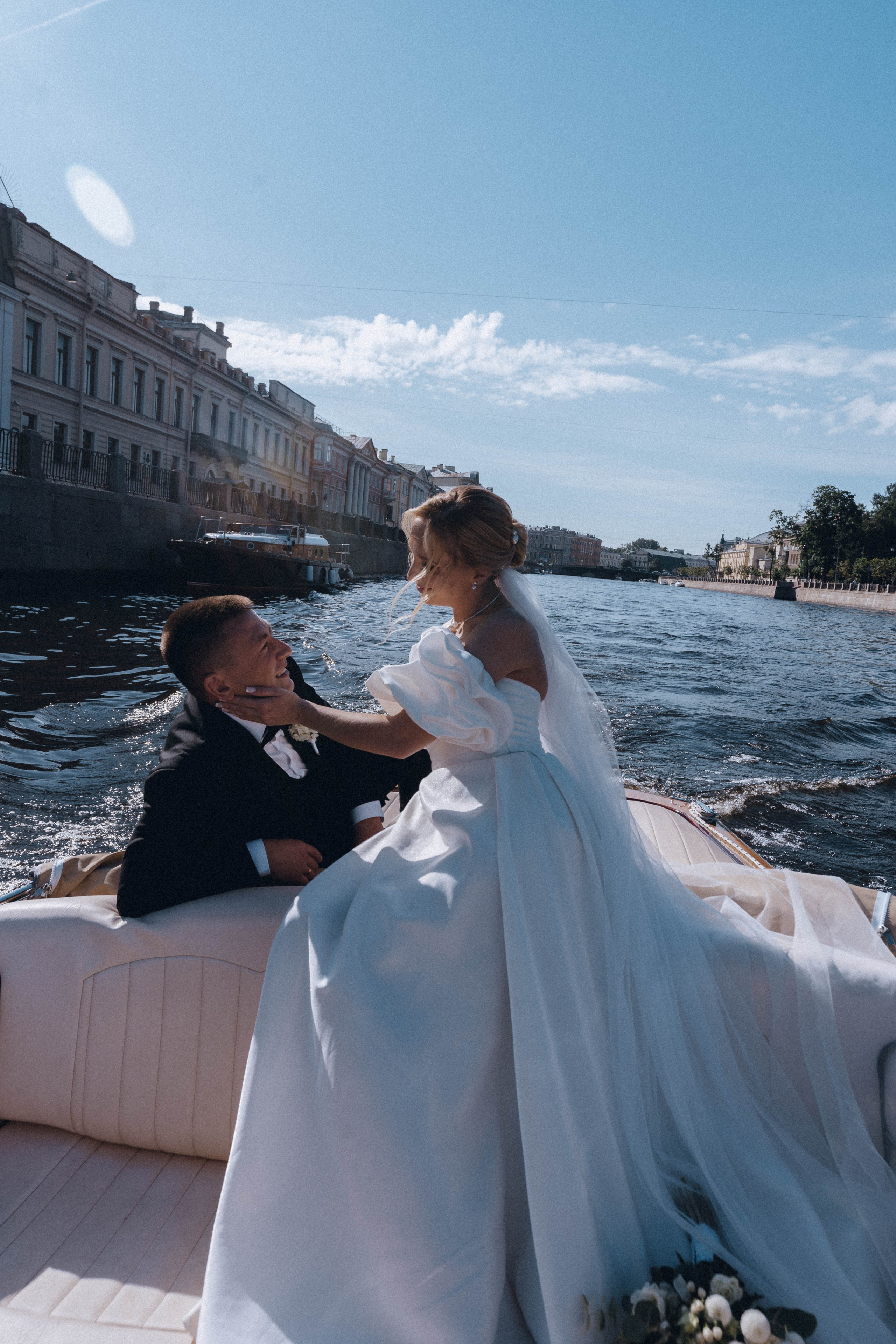 СВАДЕНБНАЯ СЬЕМКА НА КАТЕРЕ ПО КАНАЛАМ САНКТ-ПЕТЕРБУРГА И В АКВАТОРИИ НЕВЫ. Профессиональный фотограф, Санкт-Петербург — Виктория Богомолова