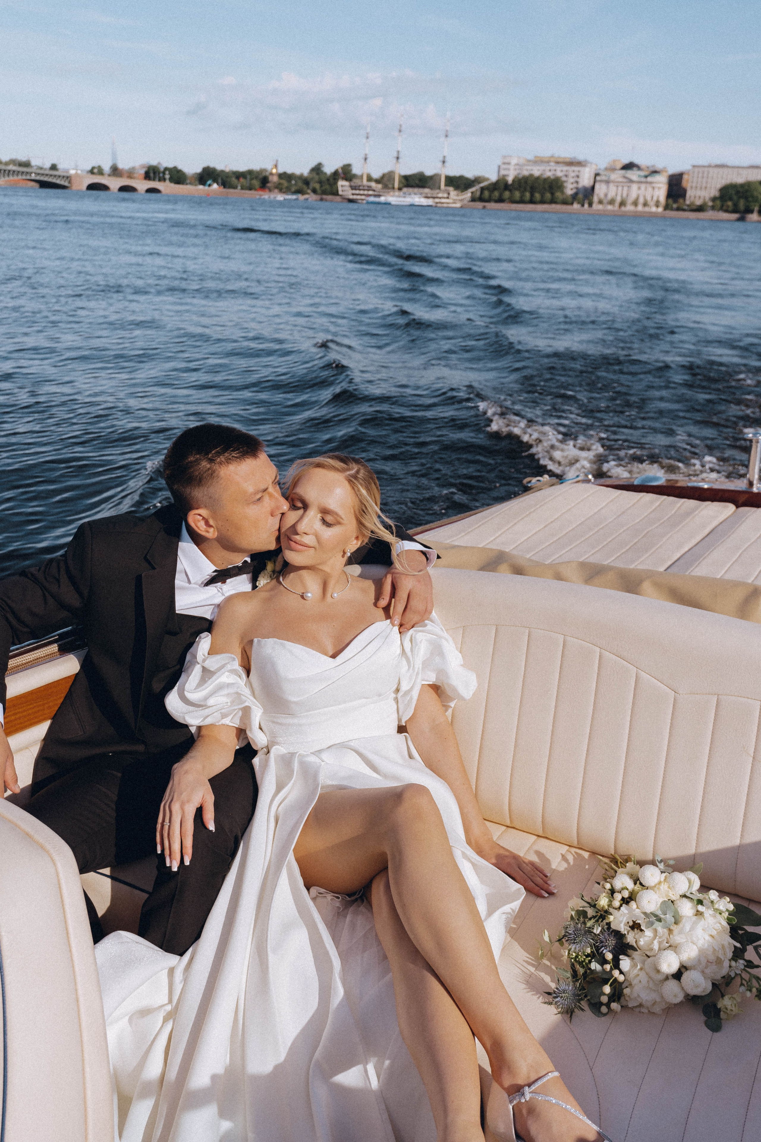 СВАДЕНБНАЯ СЬЕМКА НА КАТЕРЕ ПО КАНАЛАМ САНКТ-ПЕТЕРБУРГА И В АКВАТОРИИ НЕВЫ. Профессиональный фотограф, Санкт-Петербург — Виктория Богомолова