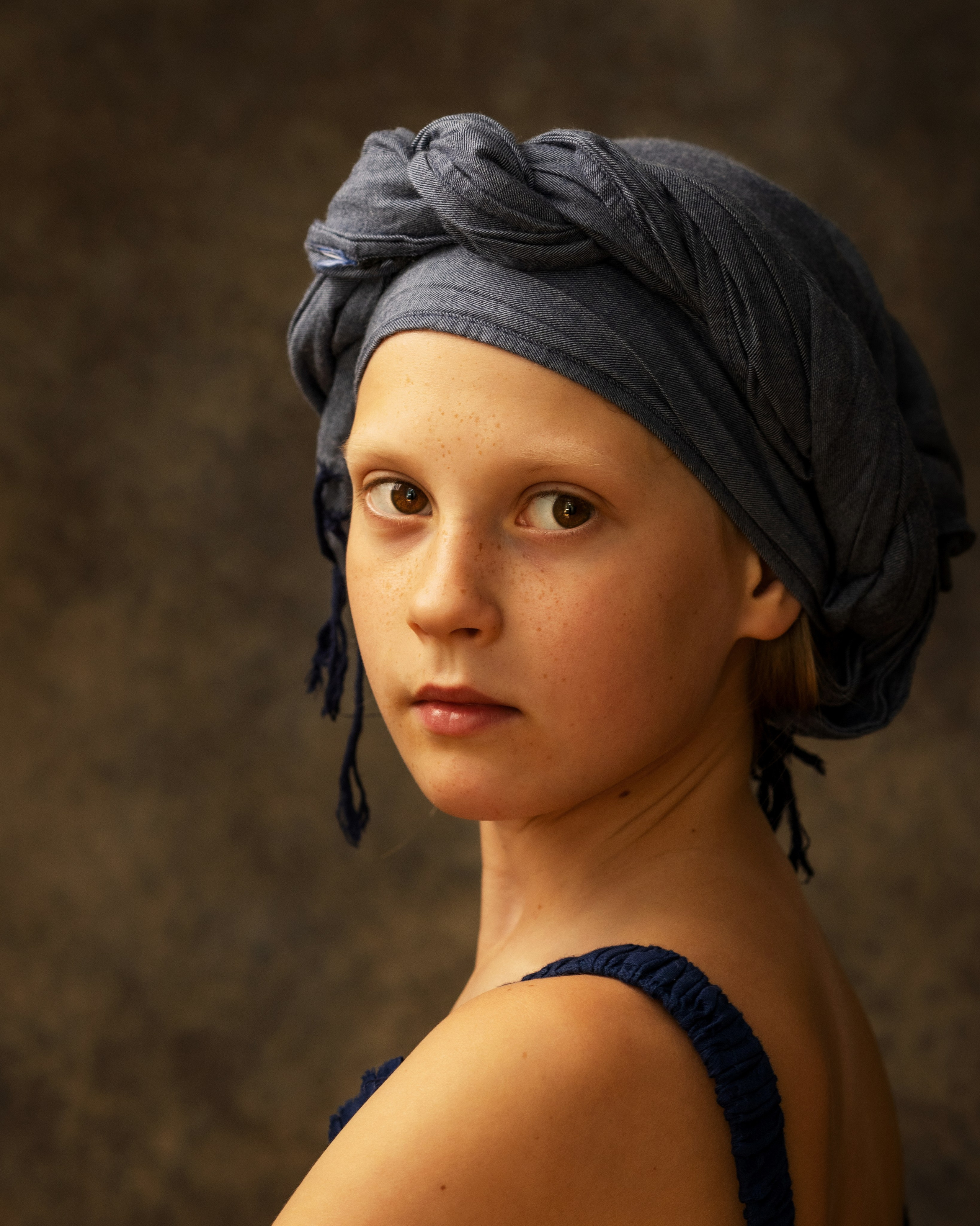 Детский портрет в студии в Граце: девочка в платке. Портретная и индивидуальная фотосъёмка в Граце и Тюмени