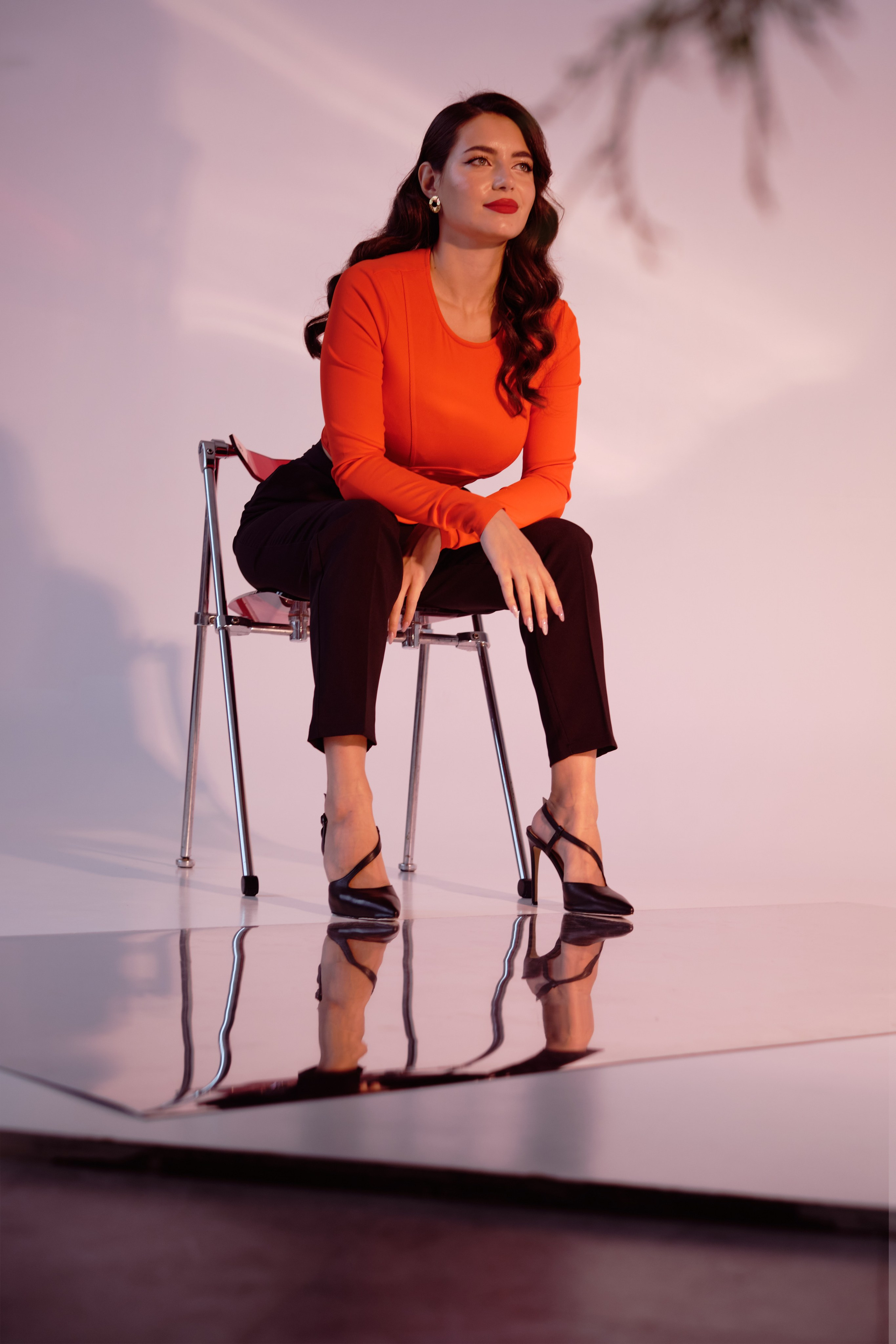 Индивидуальная съёмка в Твери, портреты я цветным светом, атмосферно, рефы с цветным светом