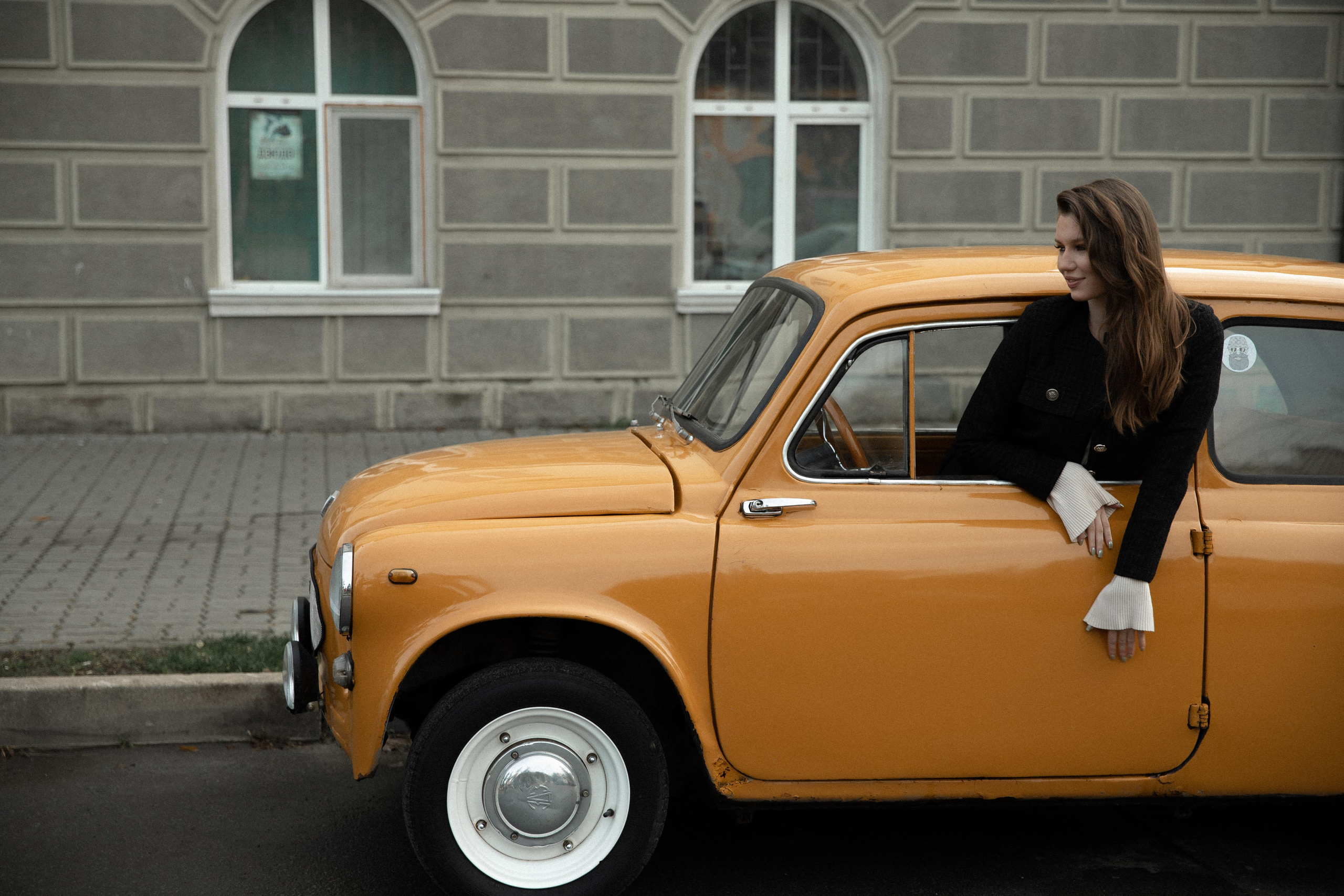 Женская фотосессия с ретро авто. Свадебный фотограф Бакрымова Валентина