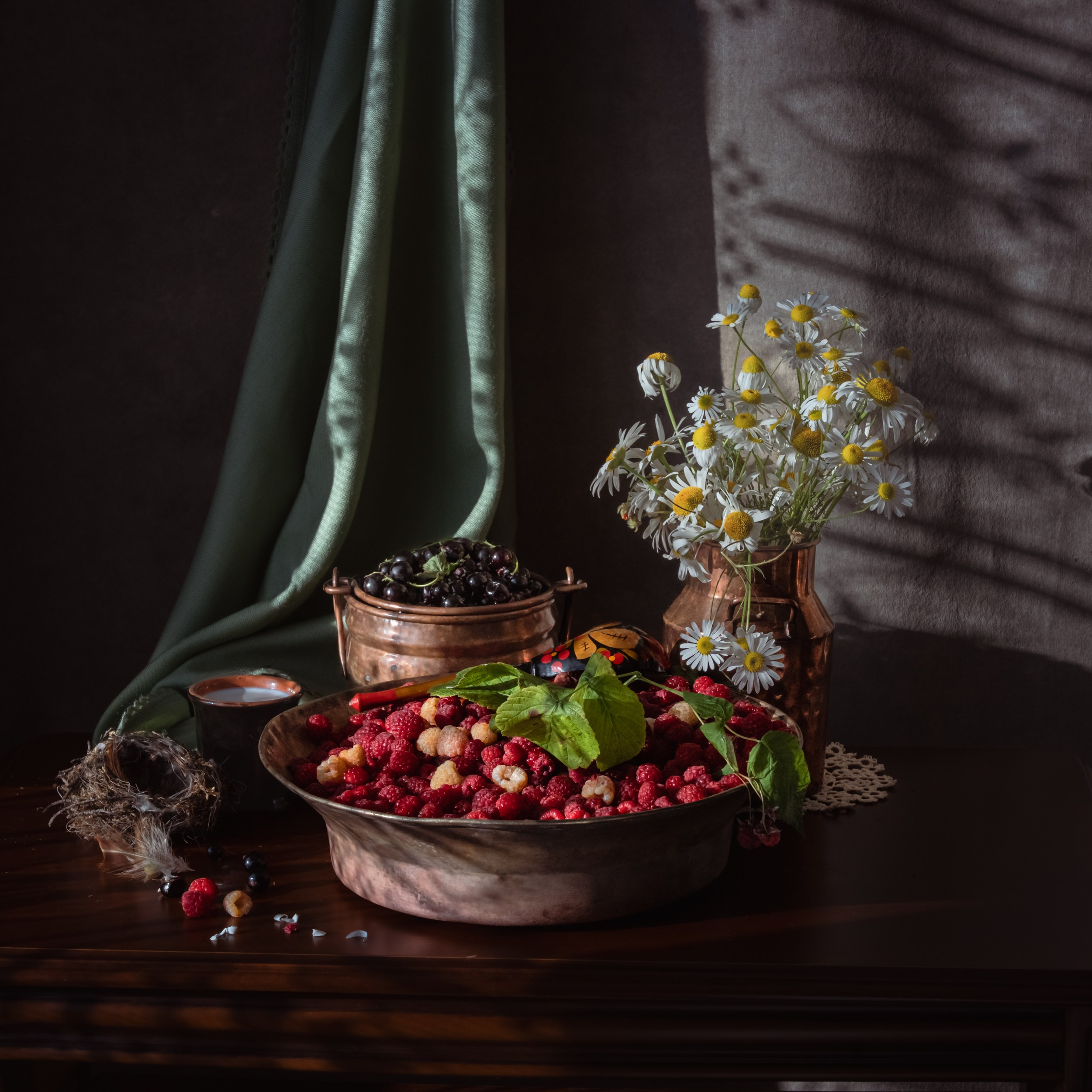 Натюрморт с малиной и черной смородиной с медной утварью