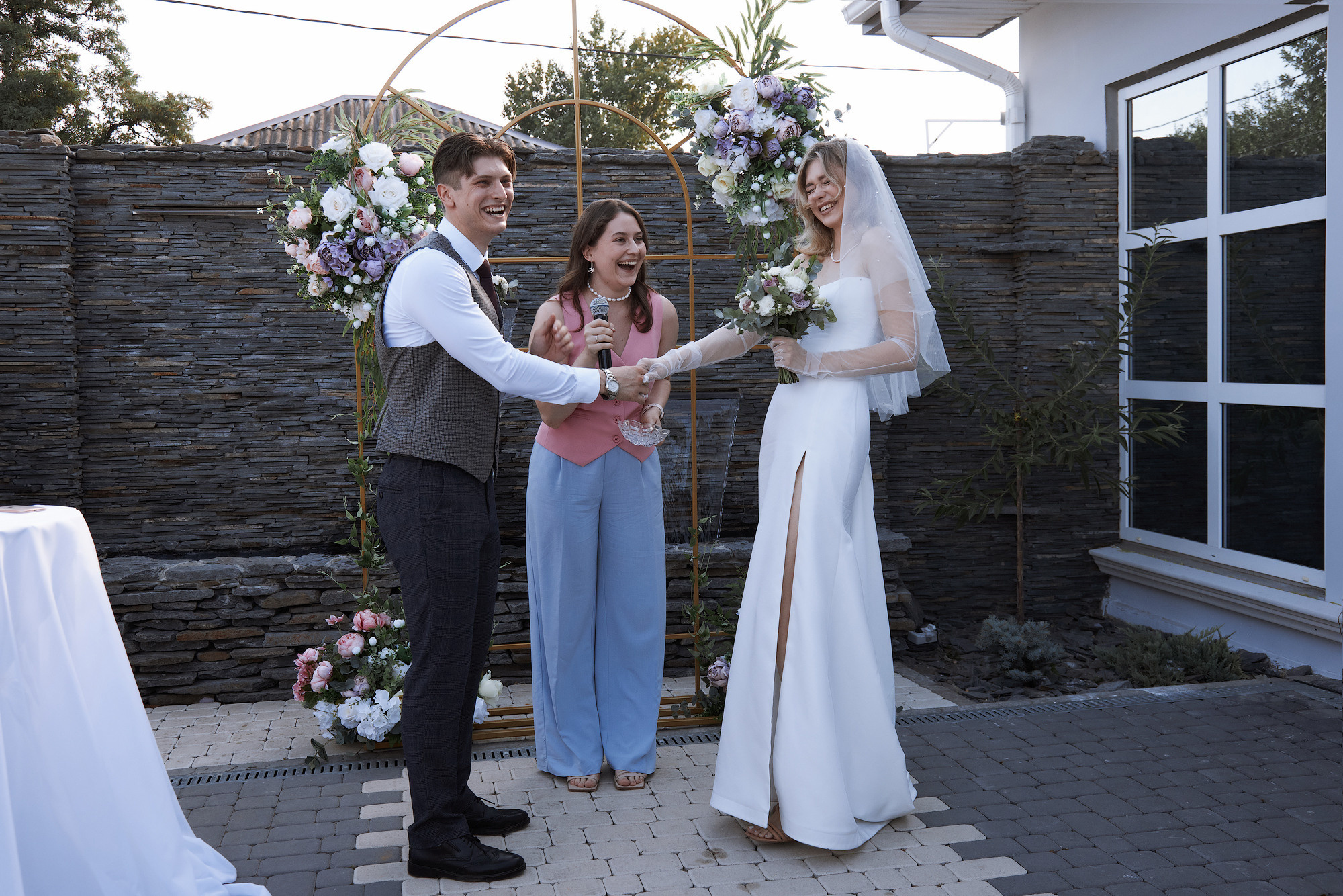 невеста и жених жмут руки