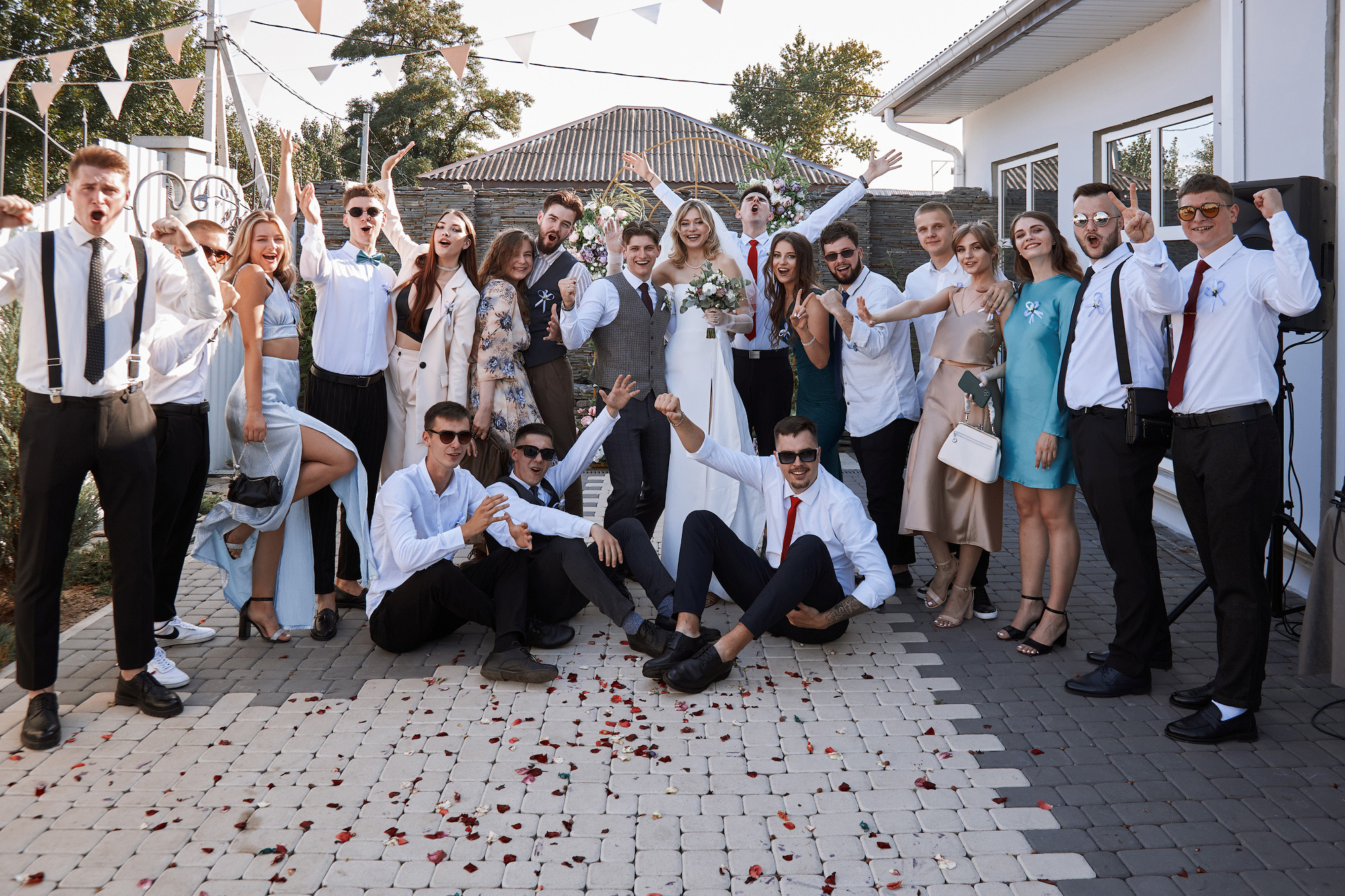 весёлый общий снимок друзей и подружек жениха и невесты