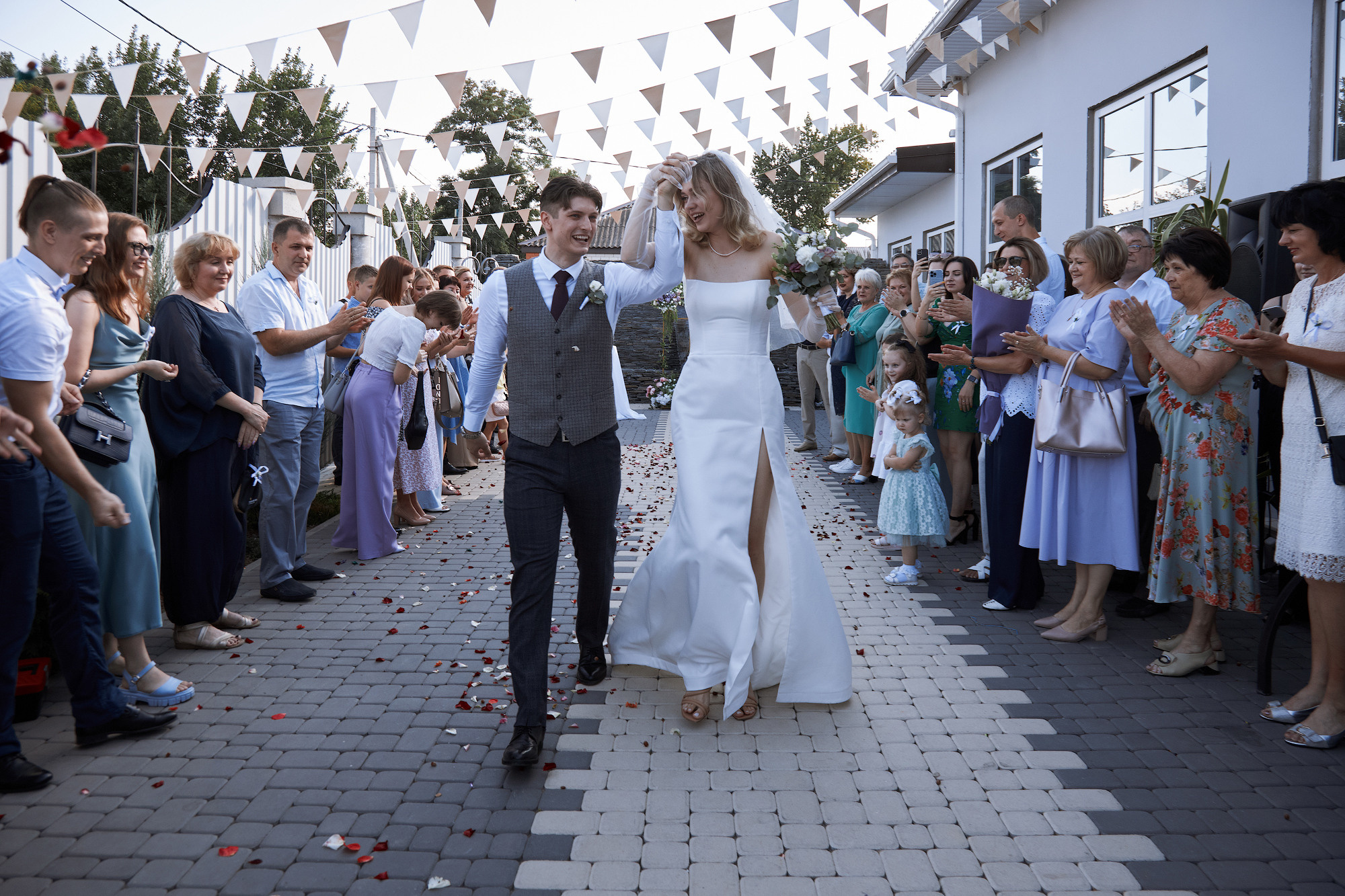 гости встречают жениха и невесту