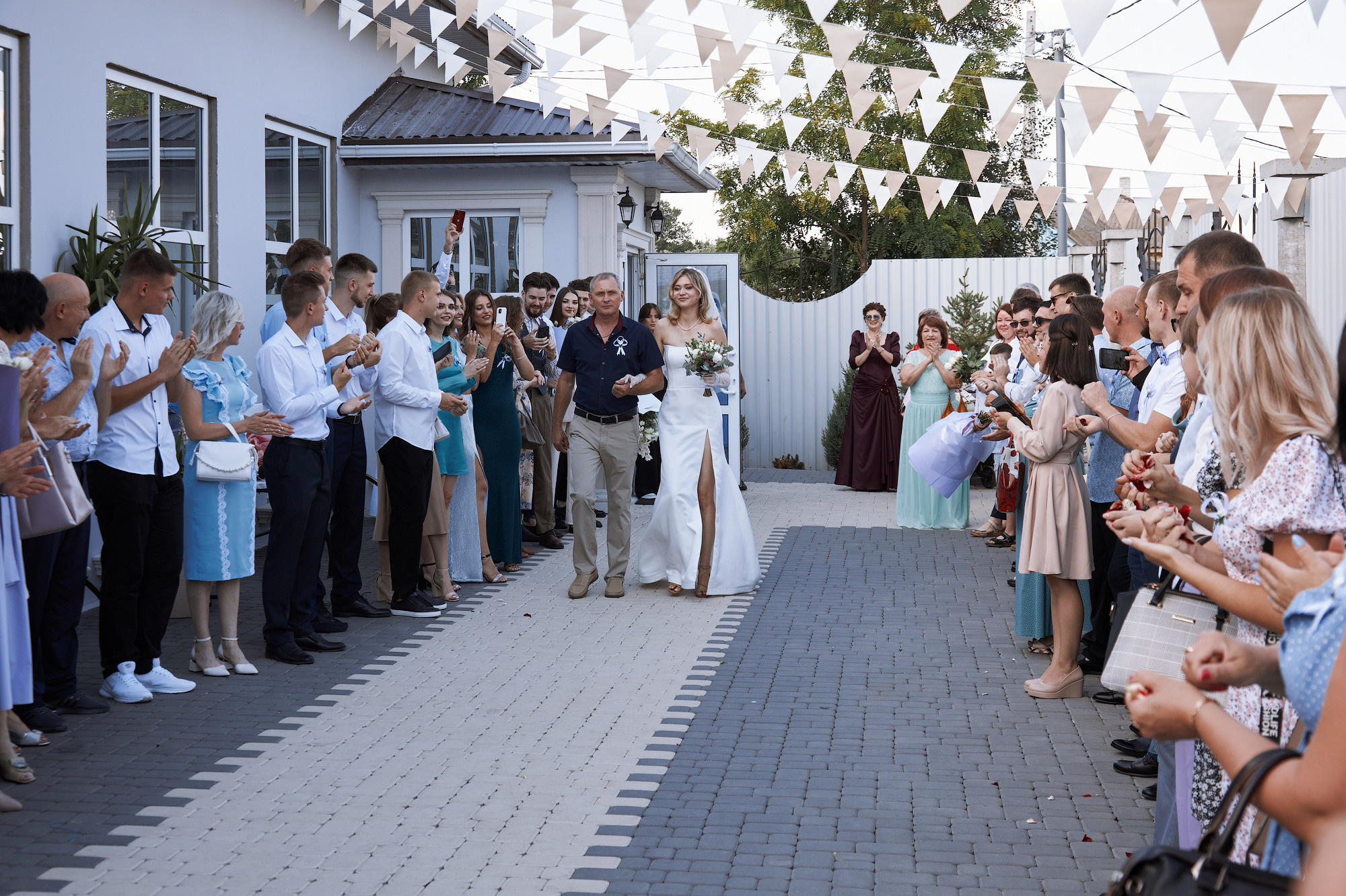 отец ведёт дочь к жениху