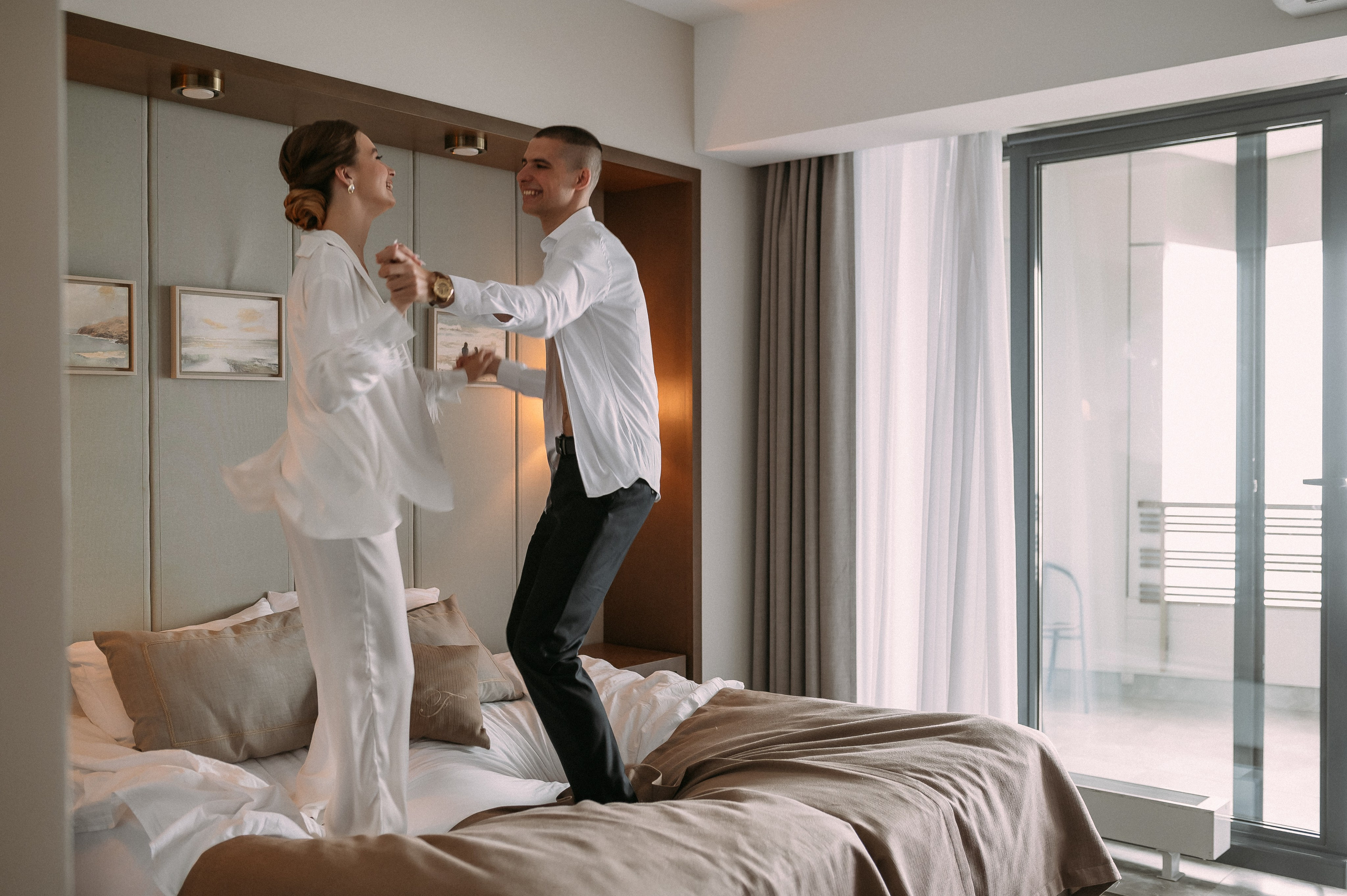 Свадебное утро и прогулка красивой яркой пары. Свадебный и семейный фотограф в Симферополе Дарья Маркова