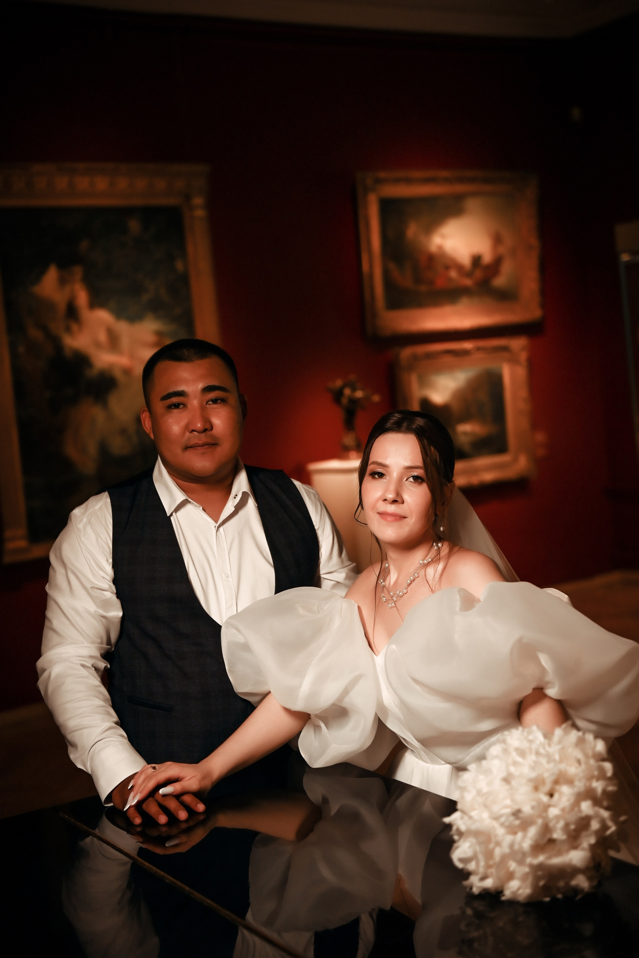 Небольшая свадебная серия в музее и прогулкой под дождем Эльмиры и Ризата. Свадебный, семейный, детский, контент фотограф в Омске Максим Ильин