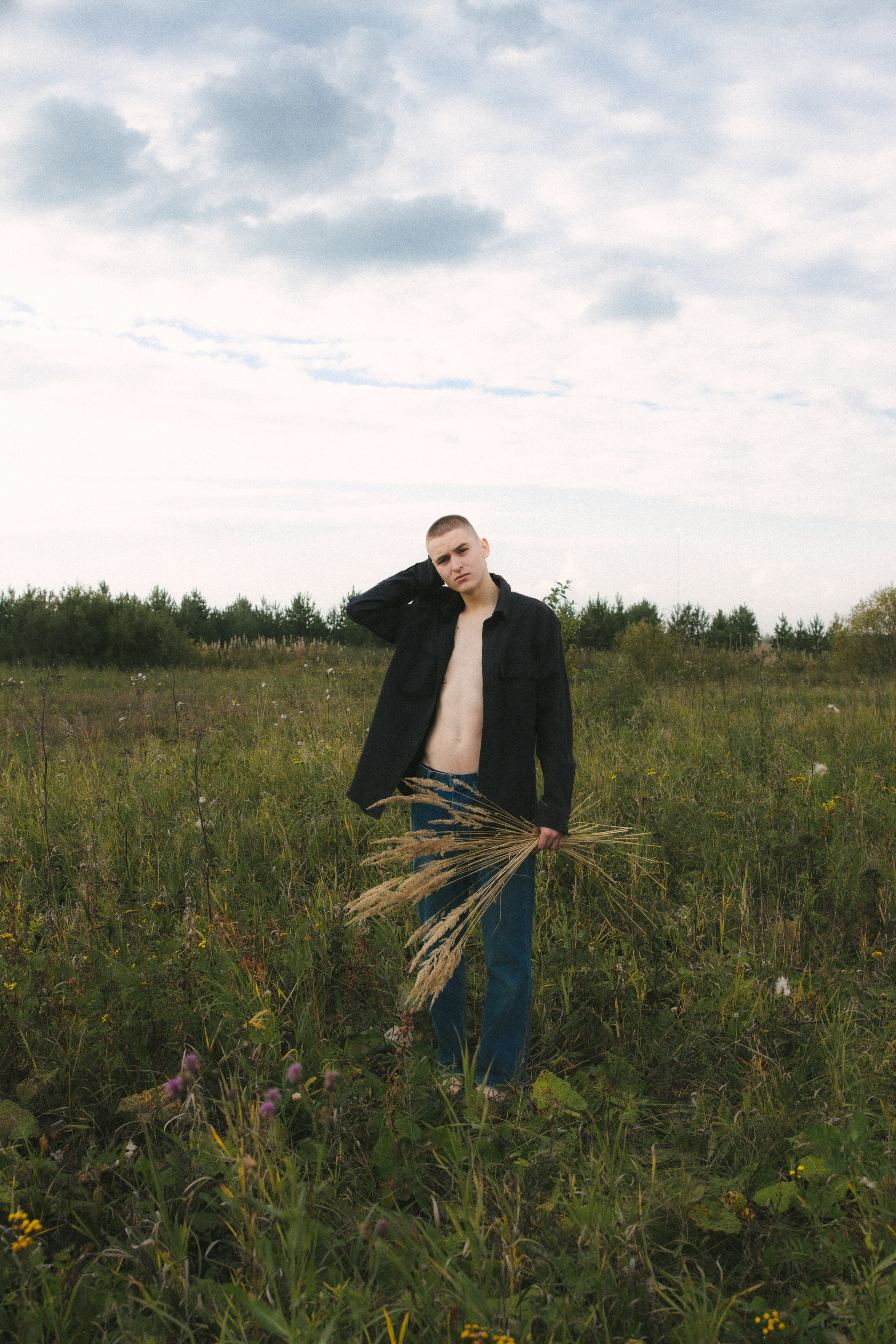 Никита в поле. Фотограф Настя Булочка Екатеринубрг