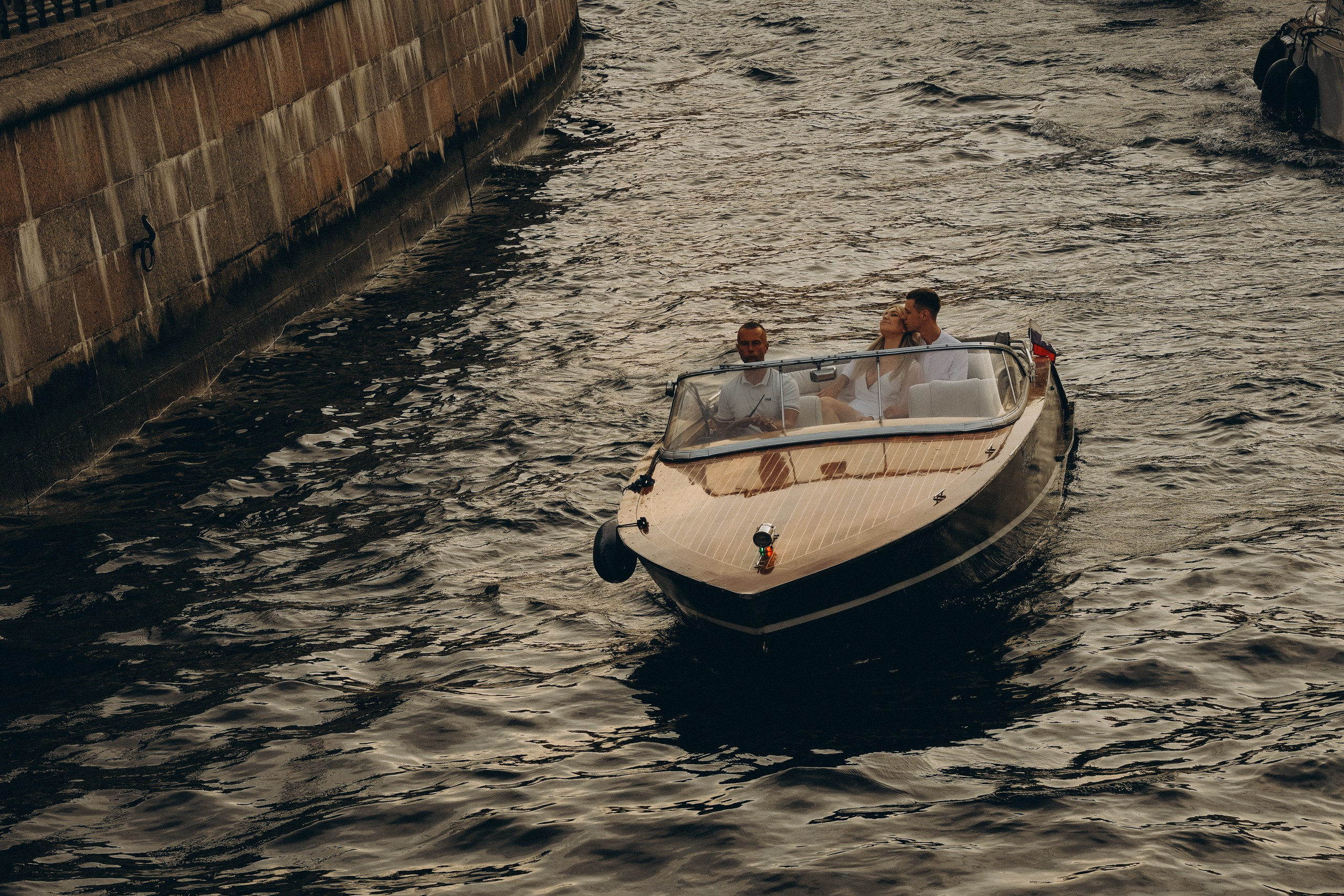 СВАДЕНБНАЯ СЬЕМКА НА КАТЕРЕ ПО КАНАЛАМ САНКТ-ПЕТЕРБУРГА И В АКВАТОРИИ НЕВЫ. Профессиональный фотограф, Санкт-Петербург — Виктория Богомолова