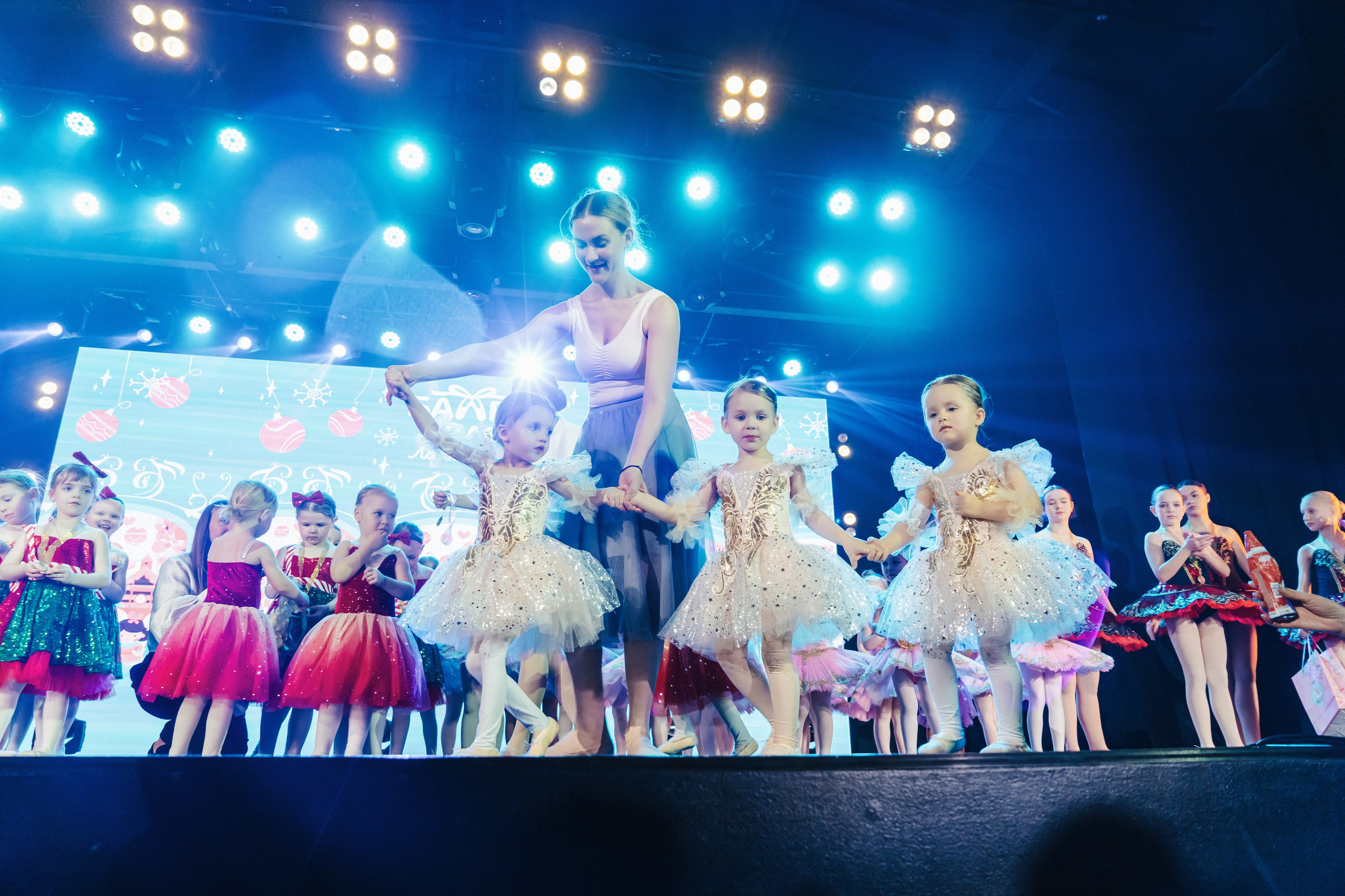 БАЛЕТ С ДВУХ ЛЕТ / 22.12.24 новогоднее выступление деток. Репортажный фотограф в Санкт-Петербурге Никита Лу