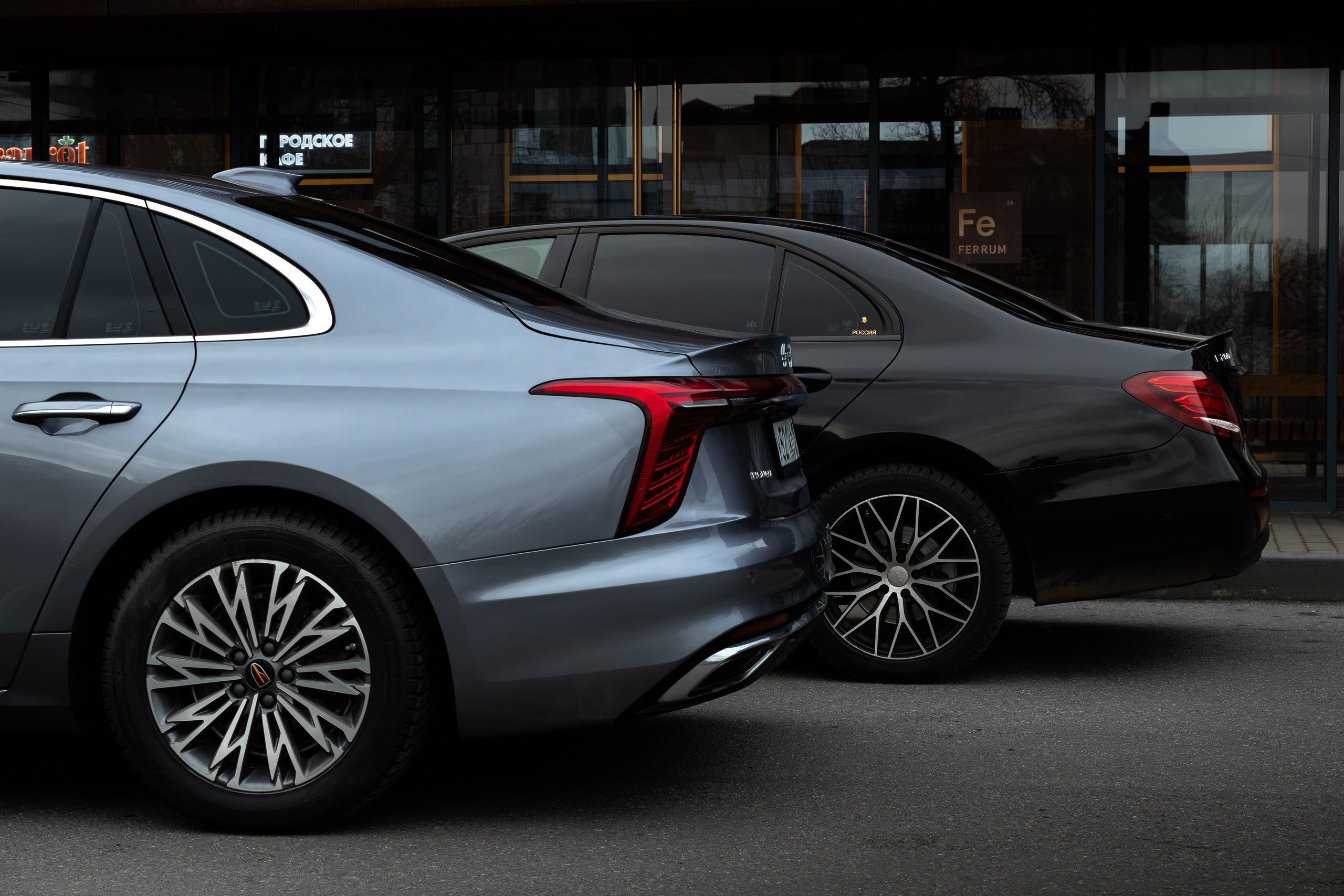 Mercedes & Hongqi. Photo-nk