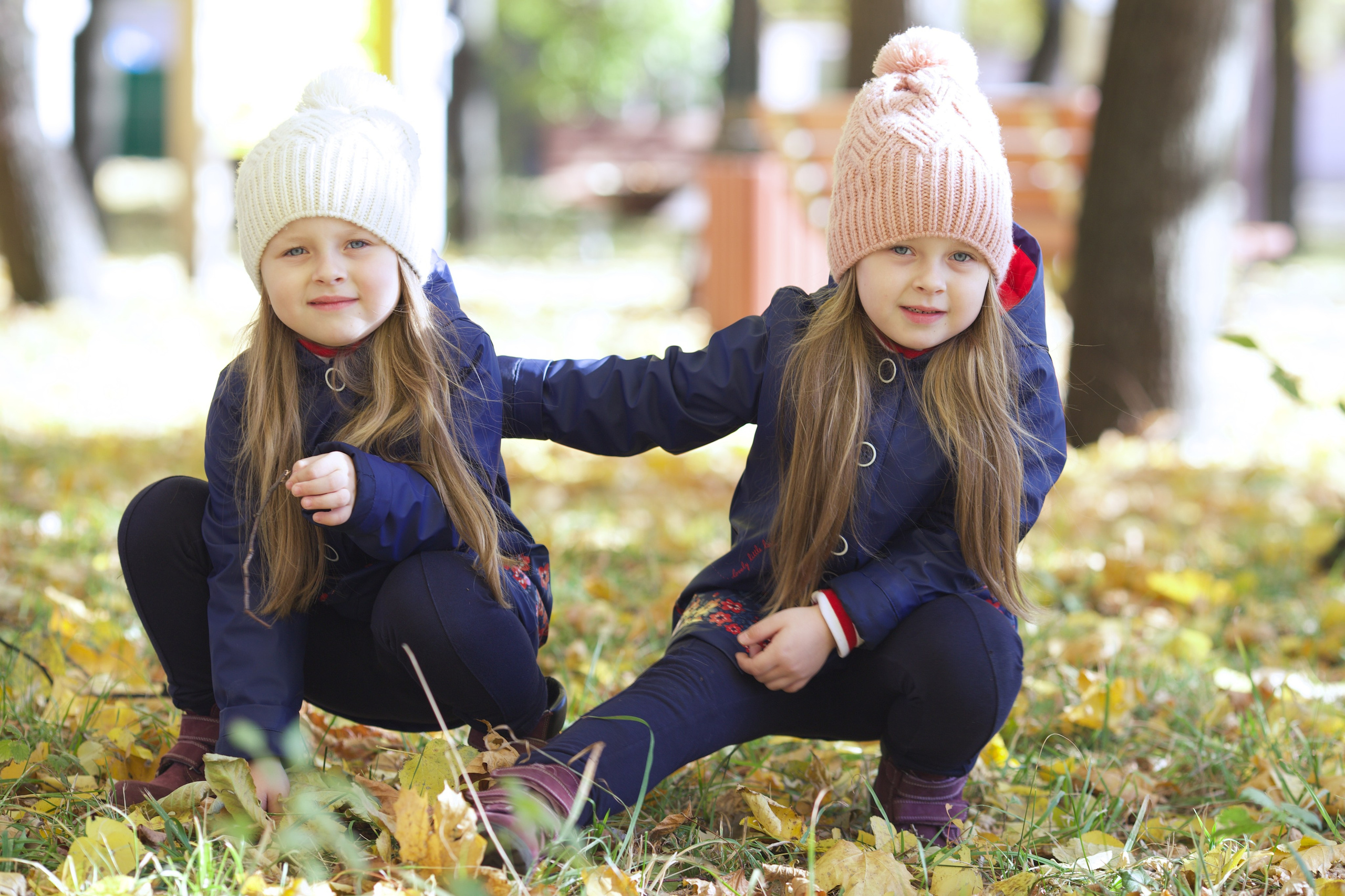 Фотосессия близняшек осенью. Школьные выпускные альбомы в Москве Марина Николаева