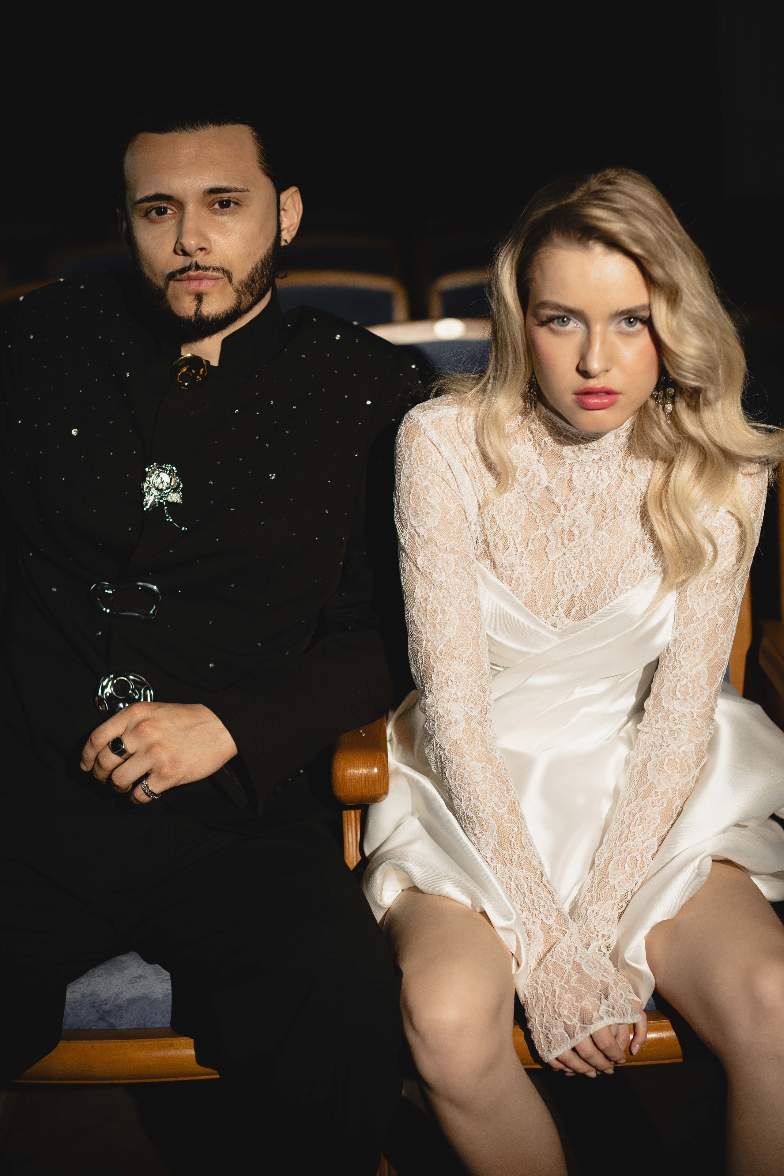 Счастливая пара позирует на свадебной фотосессии на фоне зеленой ткани в театре ,фэшн съемка ,топ 100 — свадебный фотограф Алена Межевова