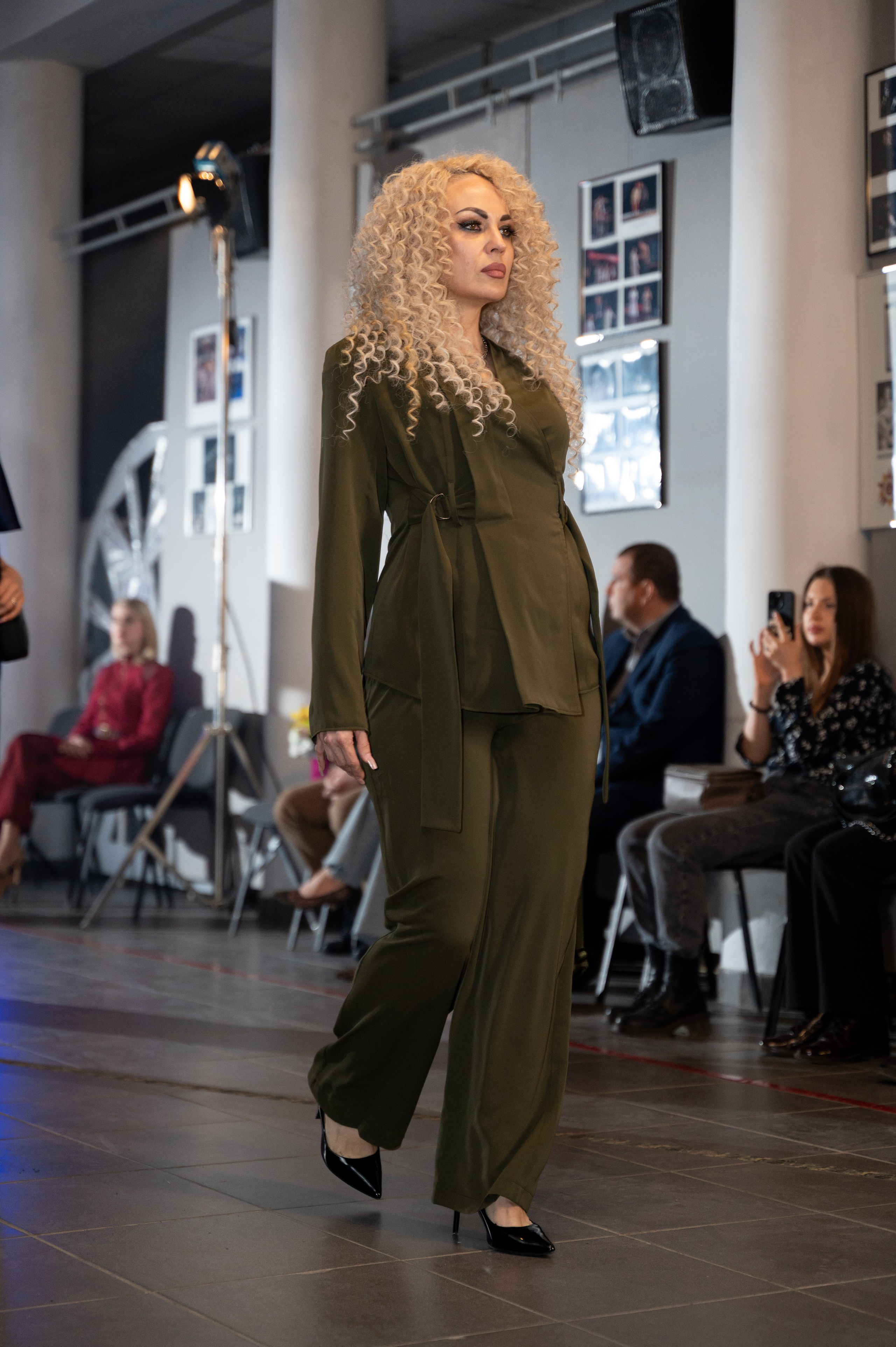 Закрытый показ милитари «Своя трансформация» дизайнера Юлии Бойченко | 24.04.2025. Фотограф в Омске Елизавета Кириллова