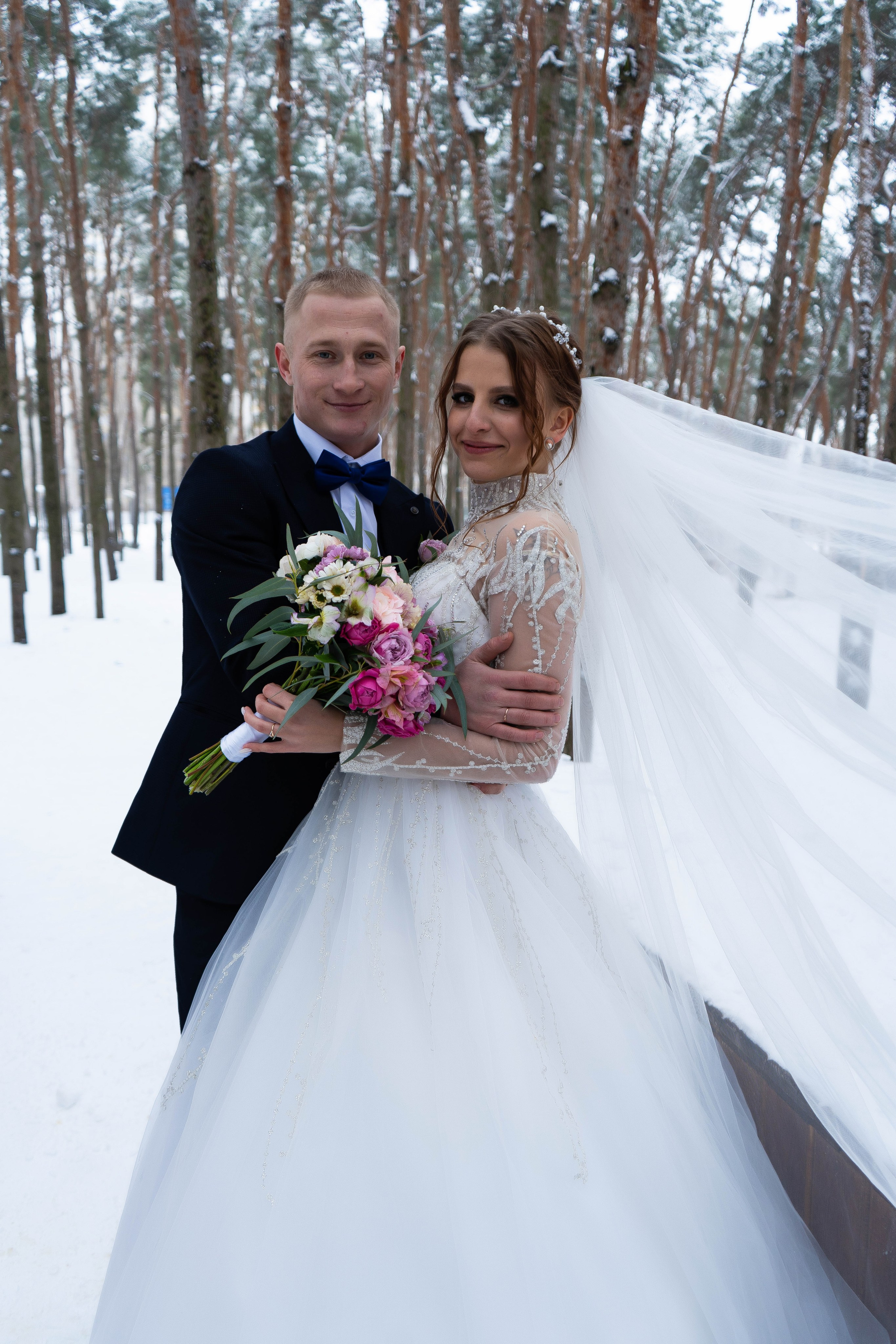 Свадьба зимой в Воронеже, кругом снег и деревья