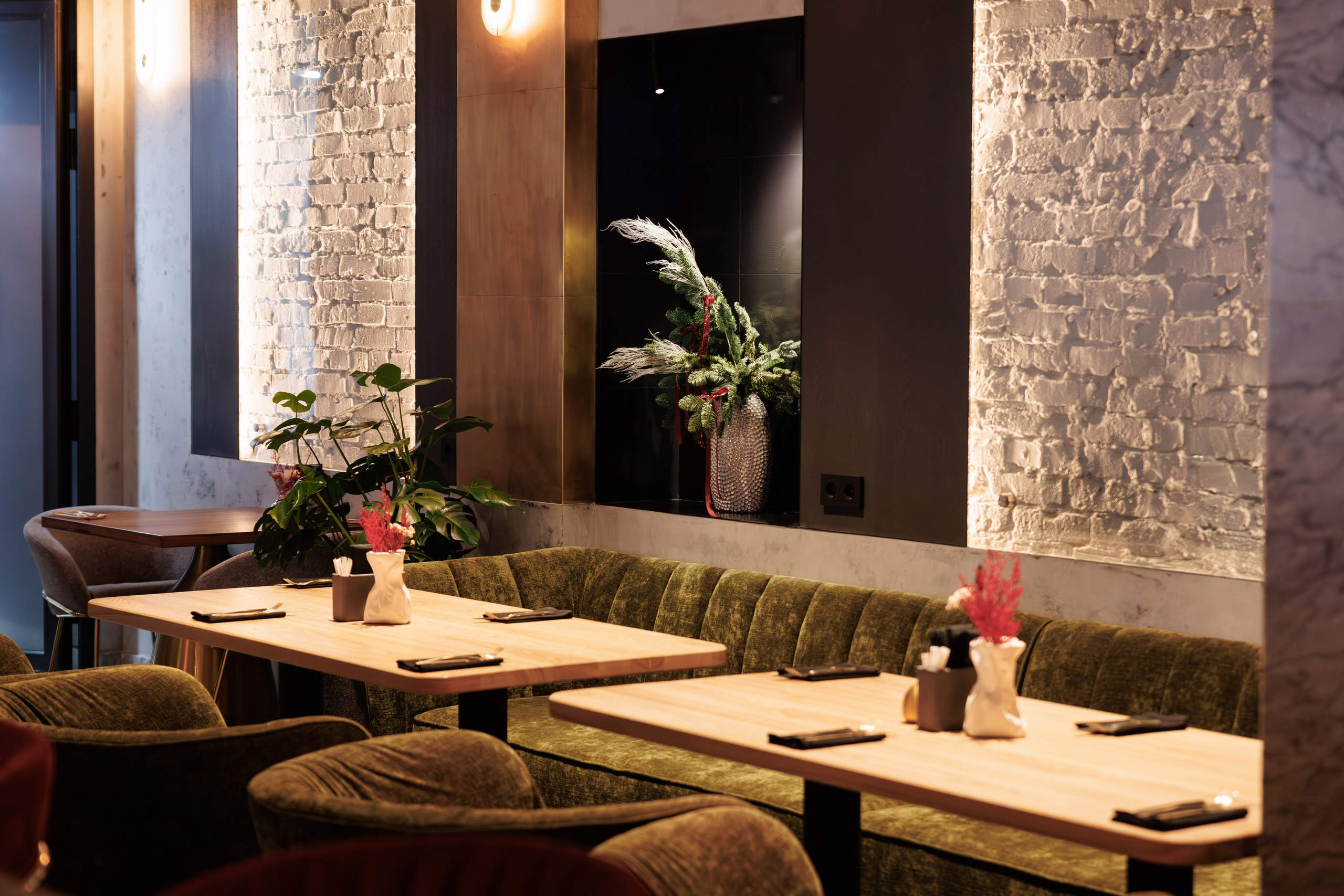 Фотограф для интерьерной съемки ресторана. Контент для бизнеса в Екатеринбурге Полдень Медиа