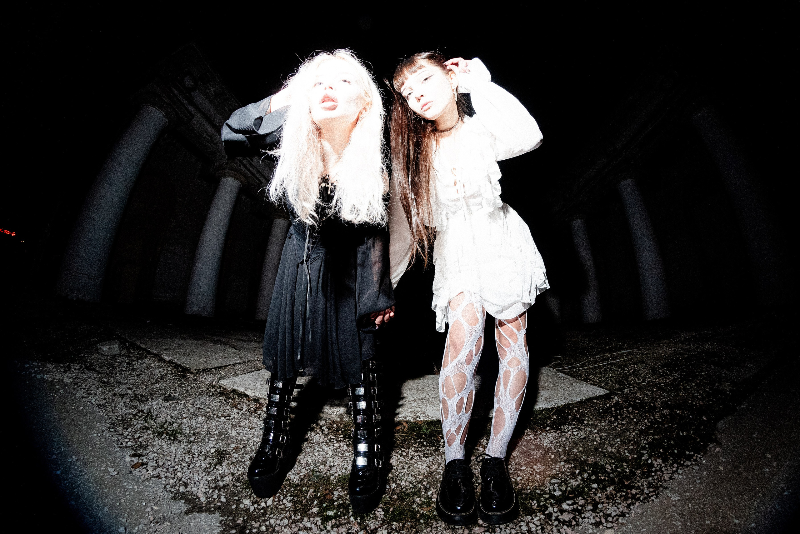 Стильная фотосъёмка в образе альтушек в Волгограде, использована мощная вспышка.